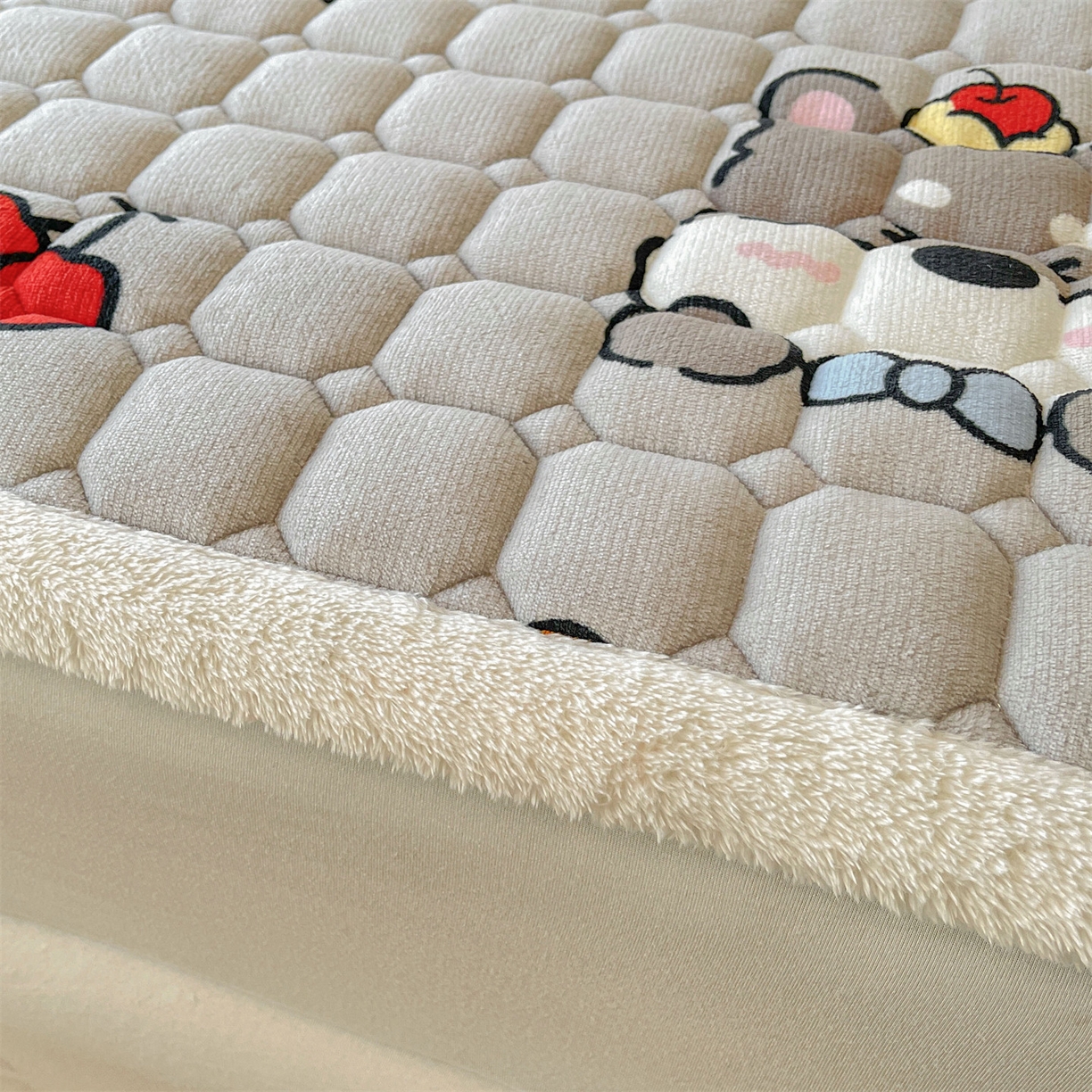 91家纺网 家纺一手货源 找家纺 雯豆家纺 2025新款加厚床垫床褥子牛奶绒床褥床护垫学生宿舍垫子铺底 牛奶绒床褥-假日小狗