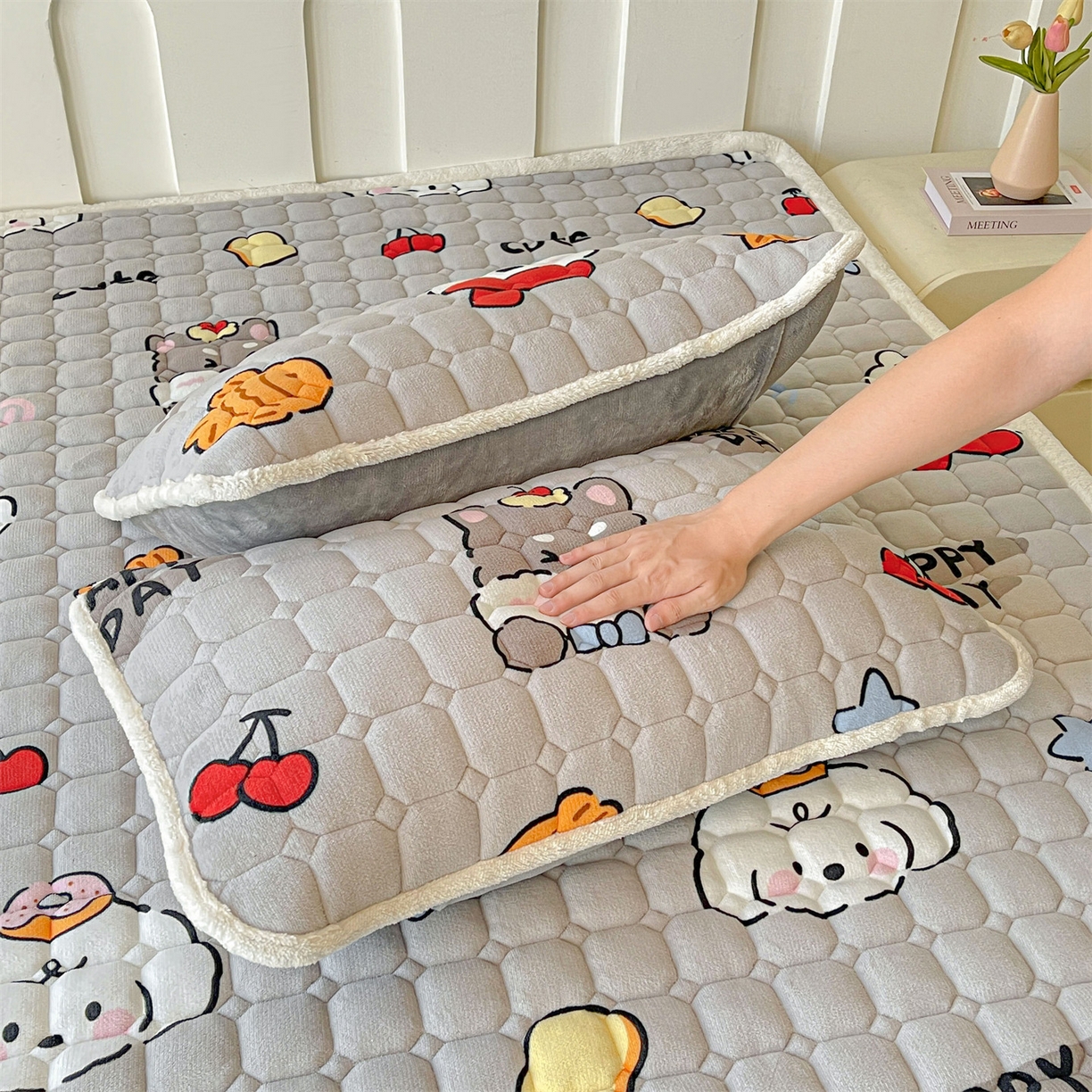 91家纺网 家纺一手货源 找家纺 雯豆家纺 2025新款加厚床垫床褥子牛奶绒床褥床护垫学生宿舍垫子铺底 牛奶绒床褥-假日小狗