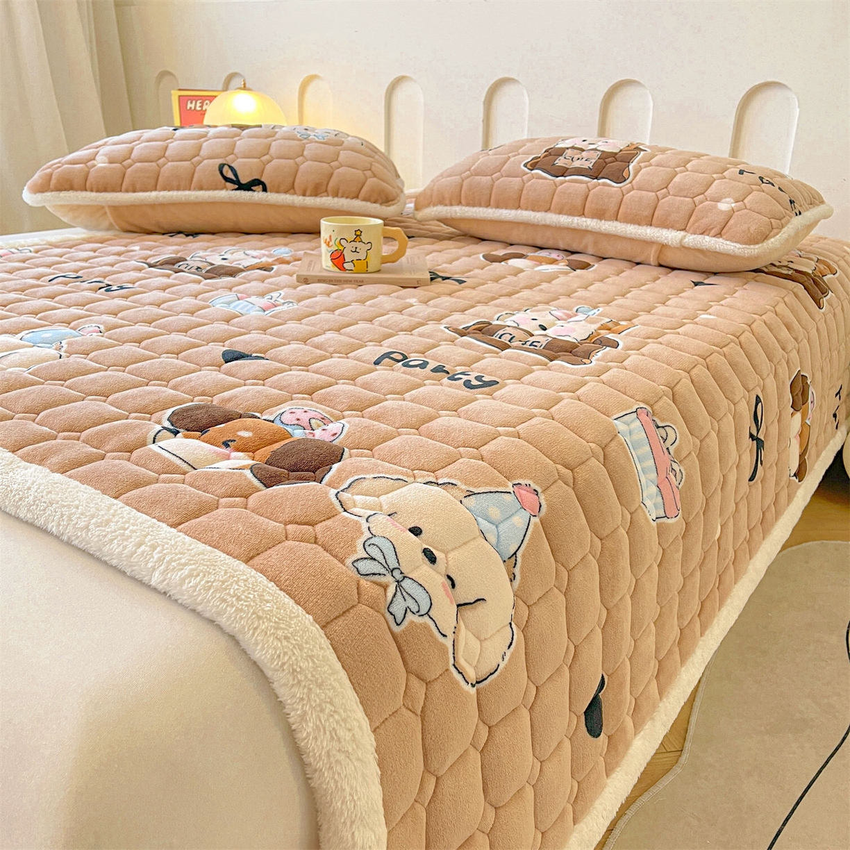 91家纺网 家纺一手货源 找家纺 雯豆家纺 2025新款加厚床垫床褥子牛奶绒床褥床护垫学生宿舍垫子铺底 牛奶绒床褥-狂欢派对