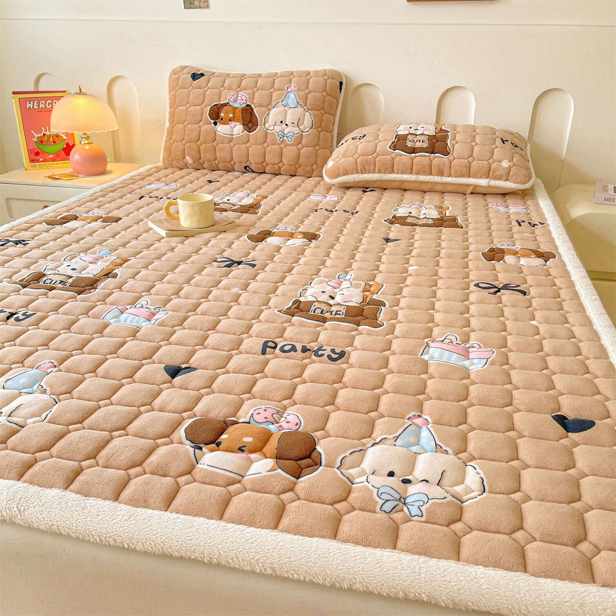 91家纺网 家纺一手货源 找家纺 雯豆家纺 2025新款加厚床垫床褥子牛奶绒床褥床护垫学生宿舍垫子铺底 牛奶绒床褥-狂欢派对