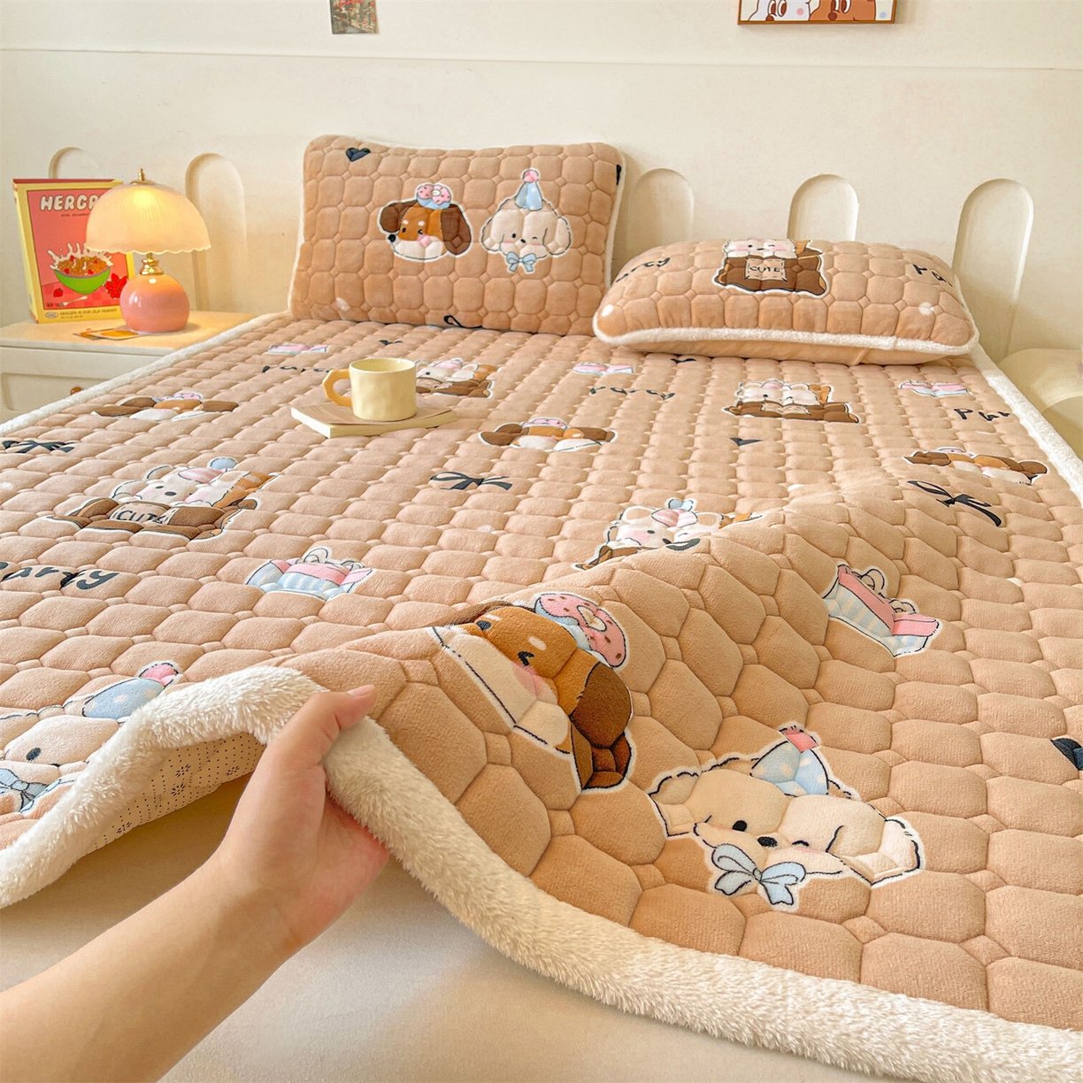 91家纺网 家纺一手货源 找家纺 雯豆家纺 2025新款加厚床垫床褥子牛奶绒床褥床护垫学生宿舍垫子铺底 牛奶绒床褥-狂欢派对