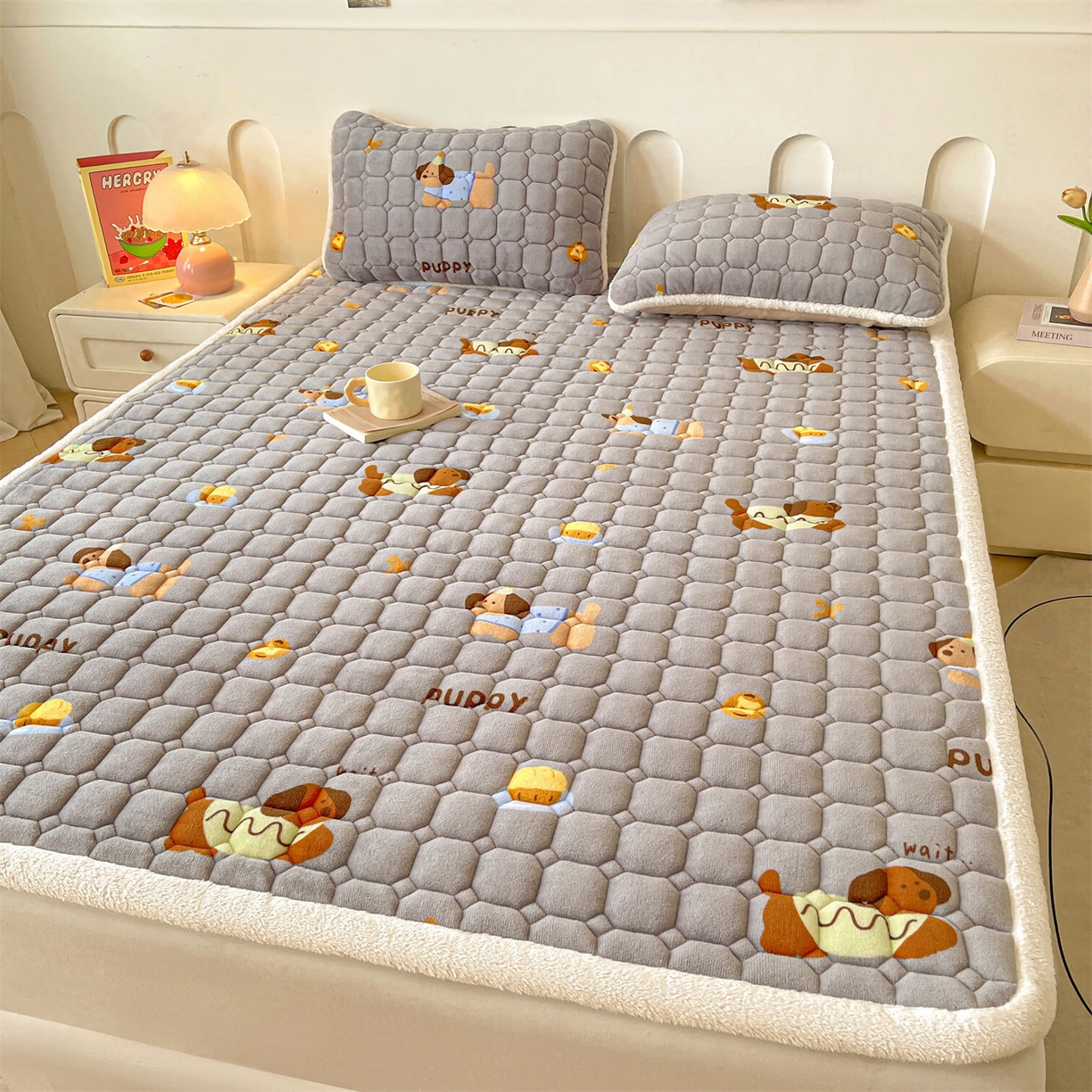 91家纺网 家纺一手货源 找家纺 雯豆家纺 2025新款加厚床垫床褥子牛奶绒床褥床护垫学生宿舍垫子铺底 牛奶绒床褥-腊肠狗