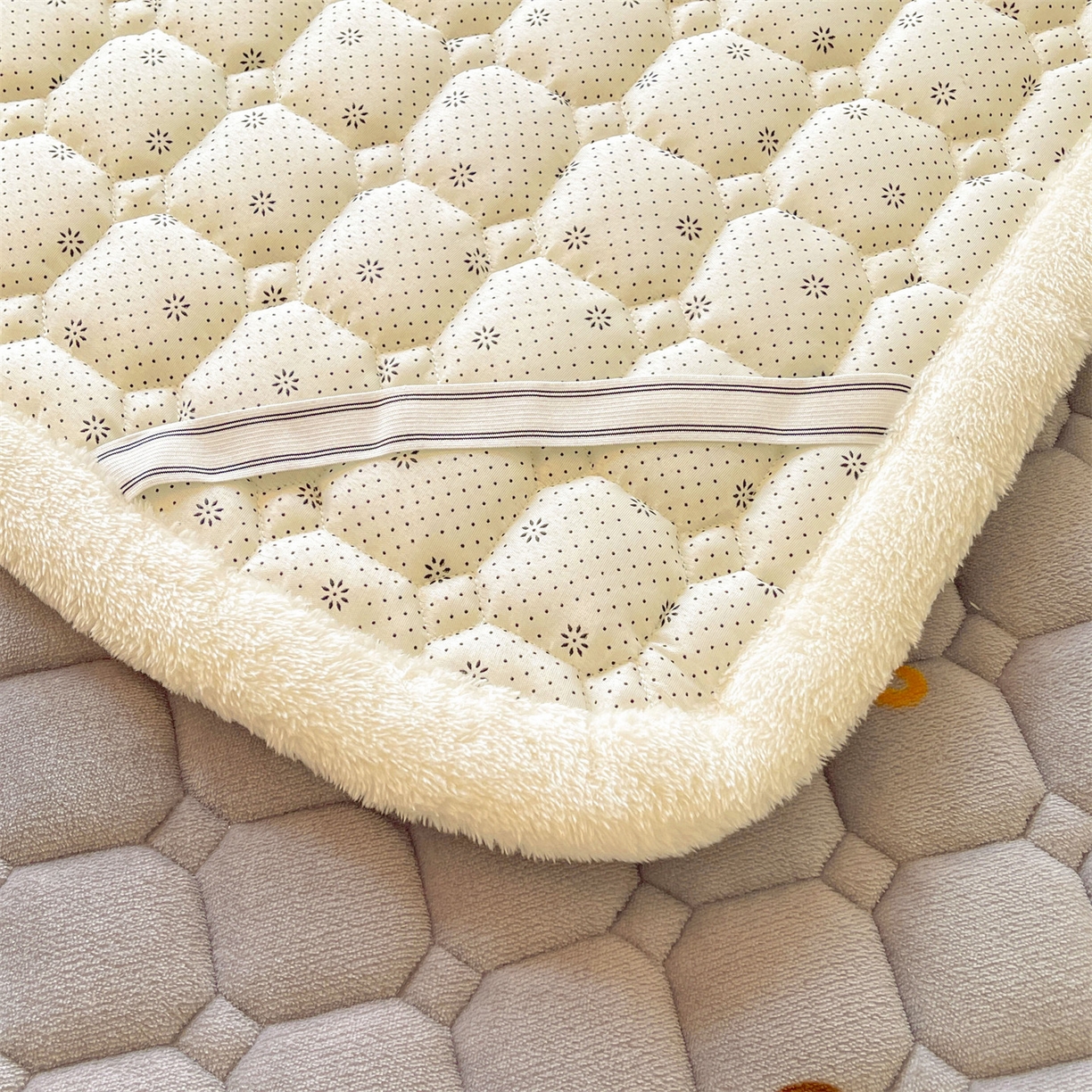 91家纺网 家纺一手货源 找家纺 雯豆家纺 2025新款加厚床垫床褥子牛奶绒床褥床护垫学生宿舍垫子铺底 牛奶绒床褥-腊肠狗