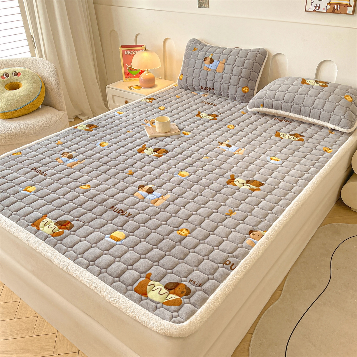 91家纺网 家纺一手货源 找家纺 雯豆家纺 2025新款加厚床垫床褥子牛奶绒床褥床护垫学生宿舍垫子铺底 牛奶绒床褥-腊肠狗