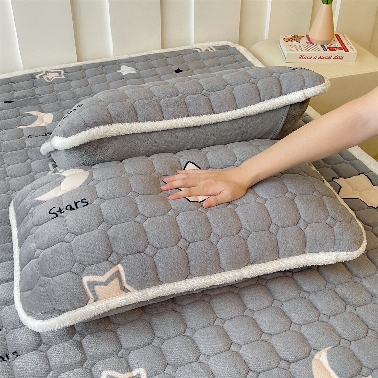 91家纺网 家纺一手货源 找家纺 雯豆家纺 2025新款加厚床垫床褥子牛奶绒床褥床护垫学生宿舍垫子铺底 牛奶绒床褥-满天星