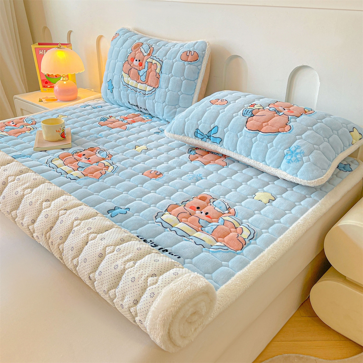 91家纺网 家纺一手货源 找家纺 雯豆家纺 2025新款加厚床垫床褥子牛奶绒床褥床护垫学生宿舍垫子铺底 牛奶绒床褥-趴趴熊