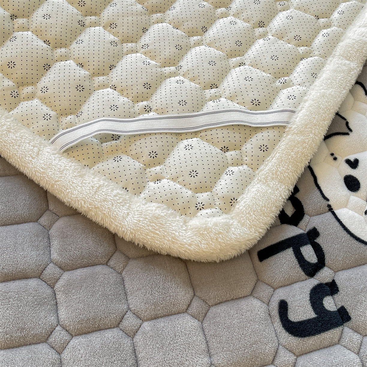 91家纺网 家纺一手货源 找家纺 雯豆家纺 2025新款加厚床垫床褥子牛奶绒床褥床护垫学生宿舍垫子铺底 牛奶绒床褥-皮皮狗