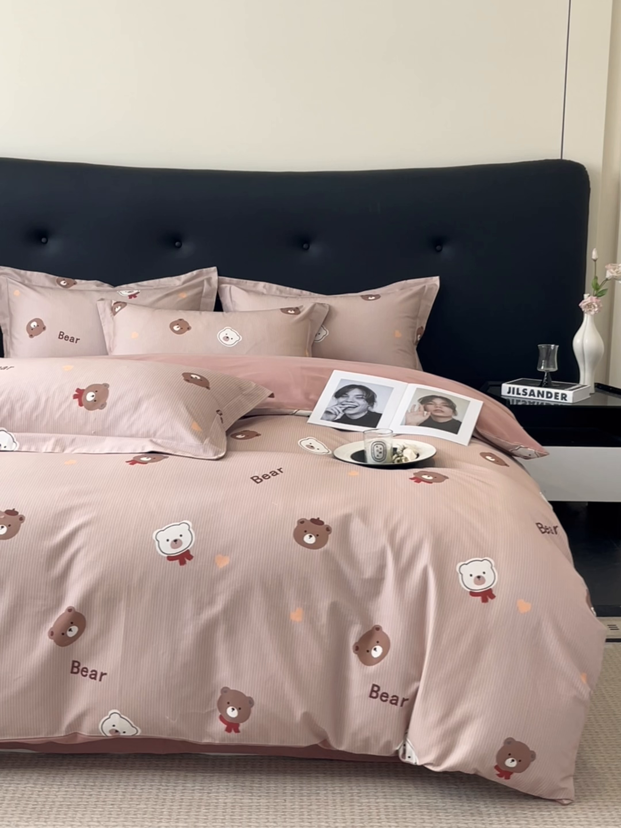 91家纺网 家纺一手货源 找家纺 笙意家纺 2025新款A类全棉纯棉磨毛刺绣印花四件套 小熊日记