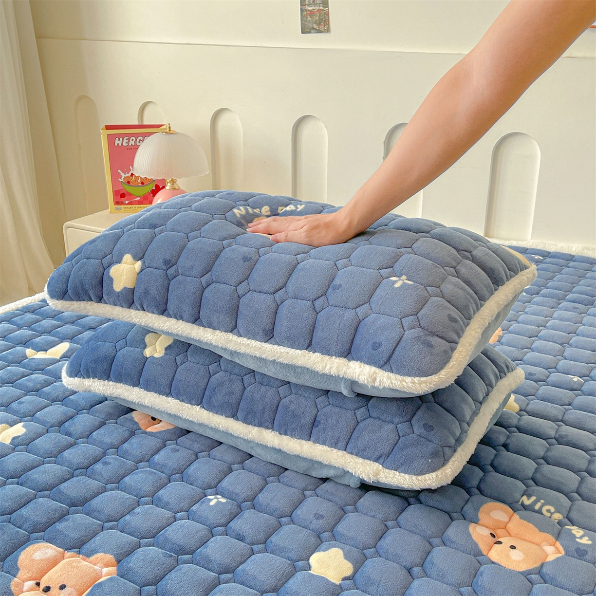 91家纺网 家纺一手货源 找家纺 雯豆家纺 2025新款加厚床垫床褥子牛奶绒床褥床护垫学生宿舍垫子铺底 牛奶绒床褥-太空小熊