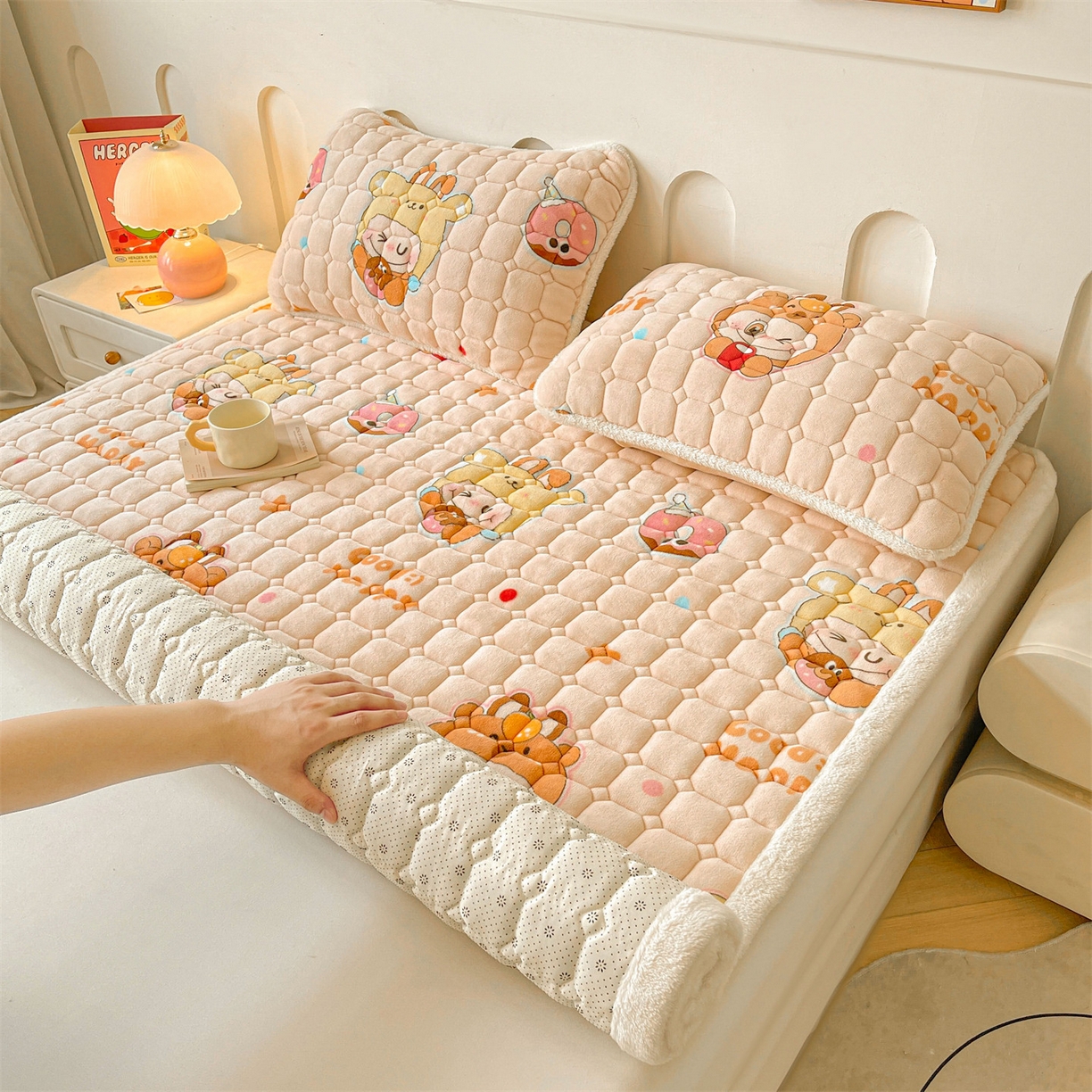 91家纺网 家纺一手货源 找家纺 雯豆家纺 2025新款加厚床垫床褥子牛奶绒床褥床护垫学生宿舍垫子铺底 牛奶绒床褥-甜心布布