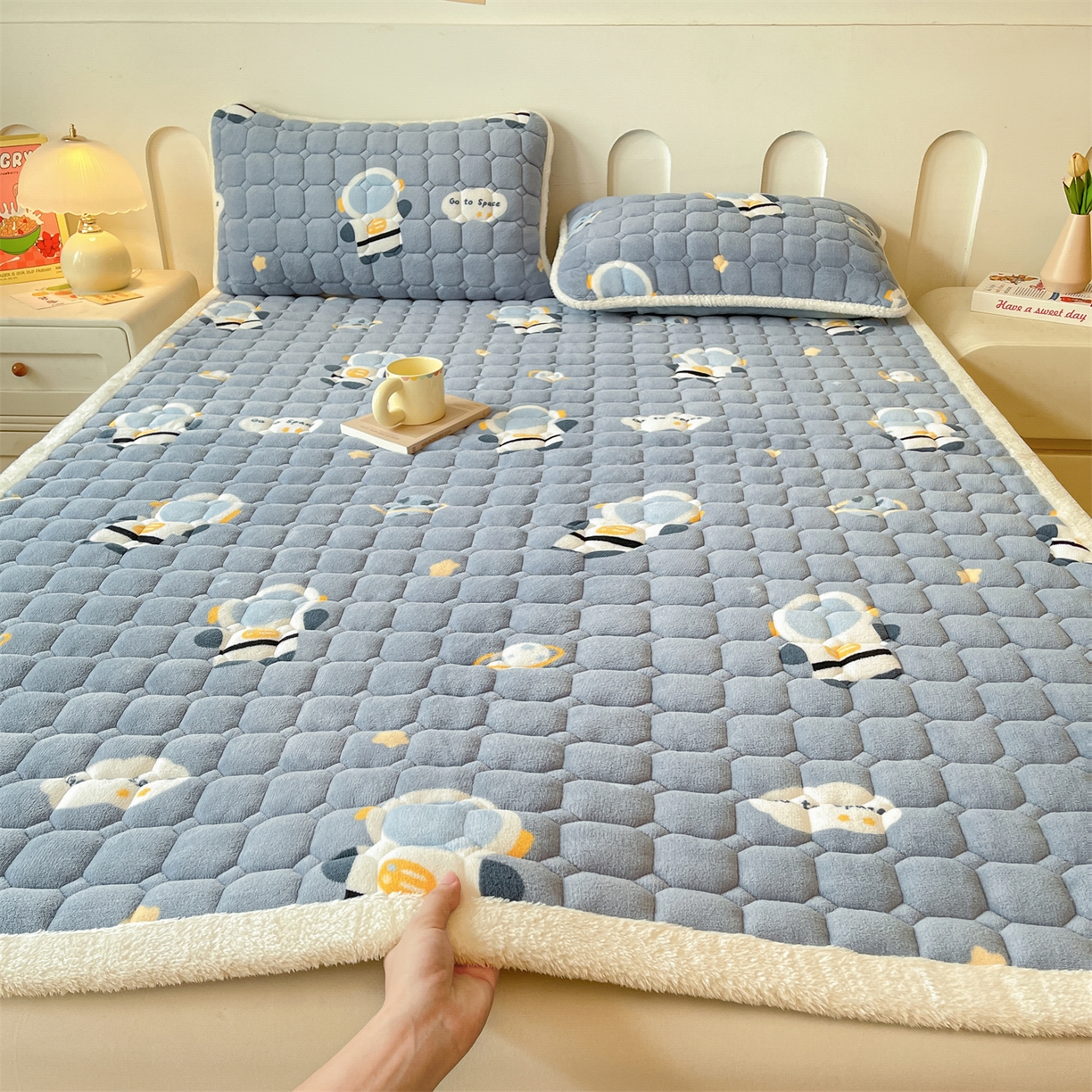 雯豆家纺 2025新款加厚床垫床褥子牛奶绒床褥床护垫学生宿舍垫子铺底 牛奶绒床褥-小小太空人