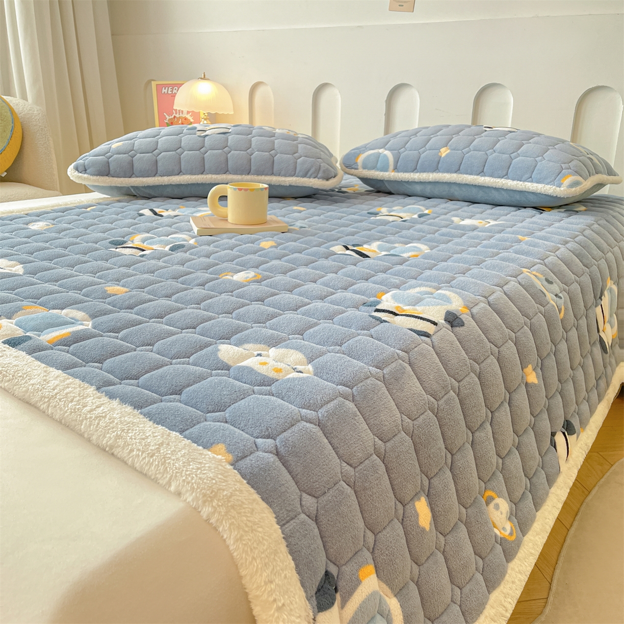 91家纺网 家纺一手货源 找家纺 雯豆家纺 2025新款加厚床垫床褥子牛奶绒床褥床护垫学生宿舍垫子铺底 牛奶绒床褥-小小太空人
