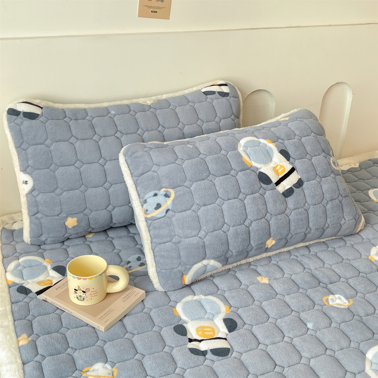 91家纺网 家纺一手货源 找家纺 雯豆家纺 2025新款加厚床垫床褥子牛奶绒床褥床护垫学生宿舍垫子铺底 牛奶绒床褥-小小太空人