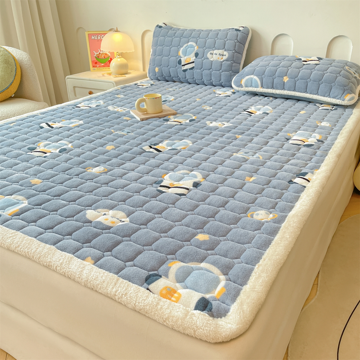 91家纺网 家纺一手货源 找家纺 雯豆家纺 2025新款加厚床垫床褥子牛奶绒床褥床护垫学生宿舍垫子铺底 牛奶绒床褥-小小太空人