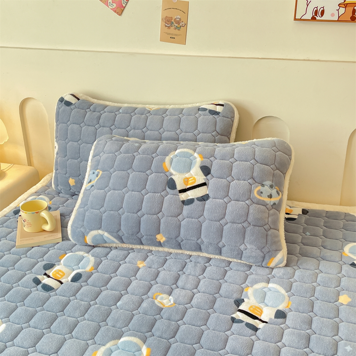 91家纺网 家纺一手货源 找家纺 雯豆家纺 2025新款加厚床垫床褥子牛奶绒床褥床护垫学生宿舍垫子铺底 牛奶绒床褥-小小太空人