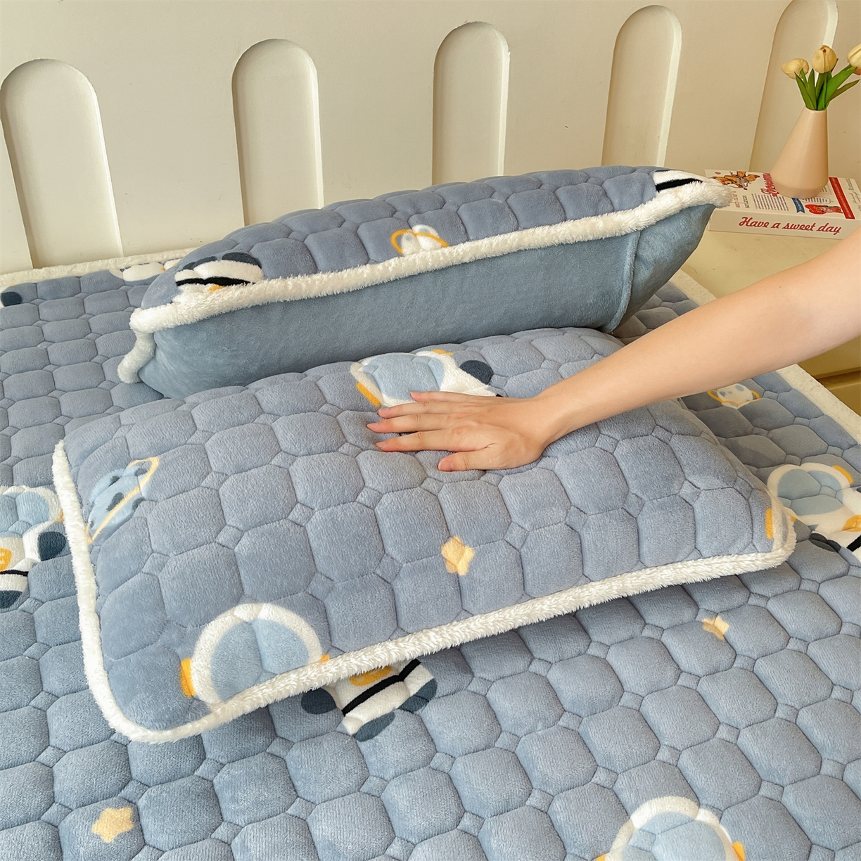 91家纺网 家纺一手货源 找家纺 雯豆家纺 2025新款加厚床垫床褥子牛奶绒床褥床护垫学生宿舍垫子铺底 牛奶绒床褥-小小太空人