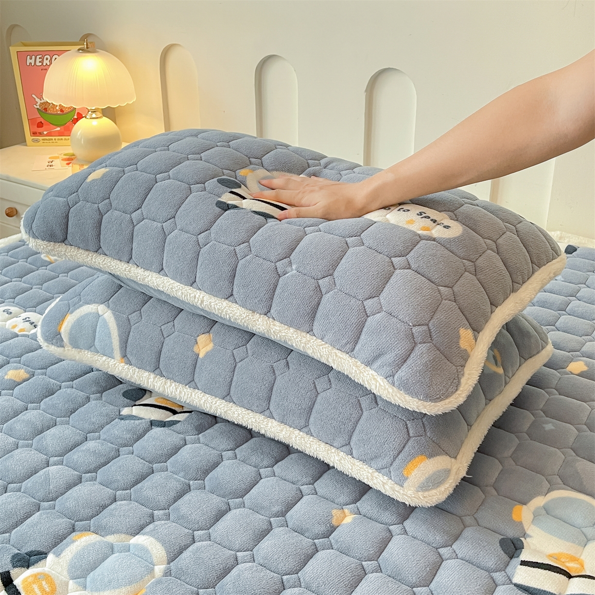 91家纺网 家纺一手货源 找家纺 雯豆家纺 2025新款加厚床垫床褥子牛奶绒床褥床护垫学生宿舍垫子铺底 牛奶绒床褥-小小太空人