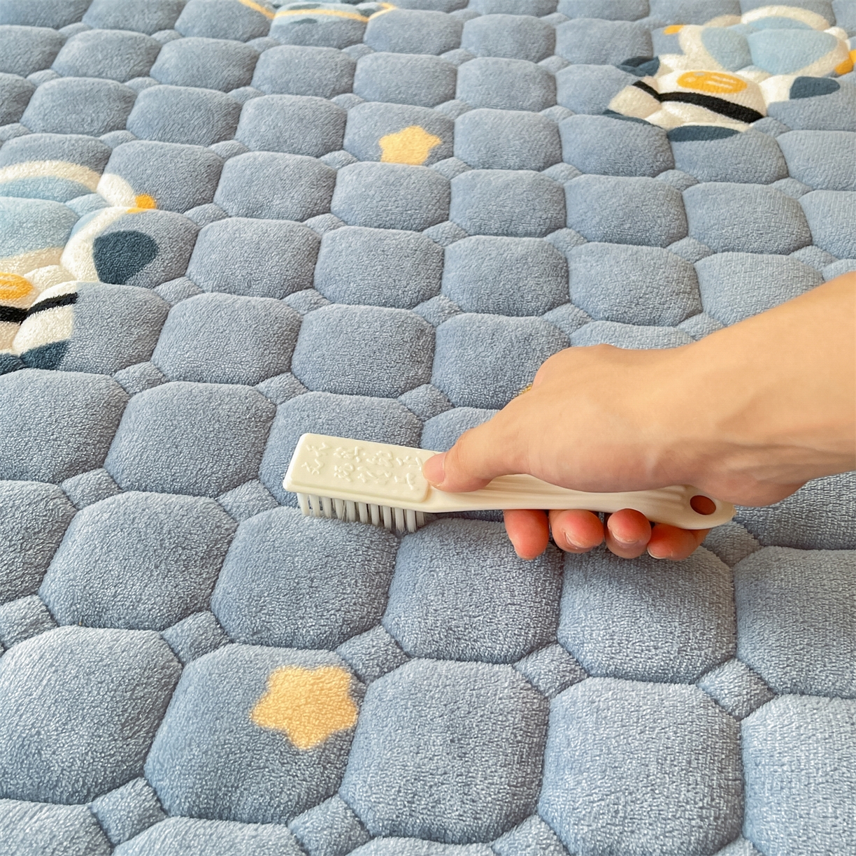 91家纺网 家纺一手货源 找家纺 雯豆家纺 2025新款加厚床垫床褥子牛奶绒床褥床护垫学生宿舍垫子铺底 牛奶绒床褥-小小太空人