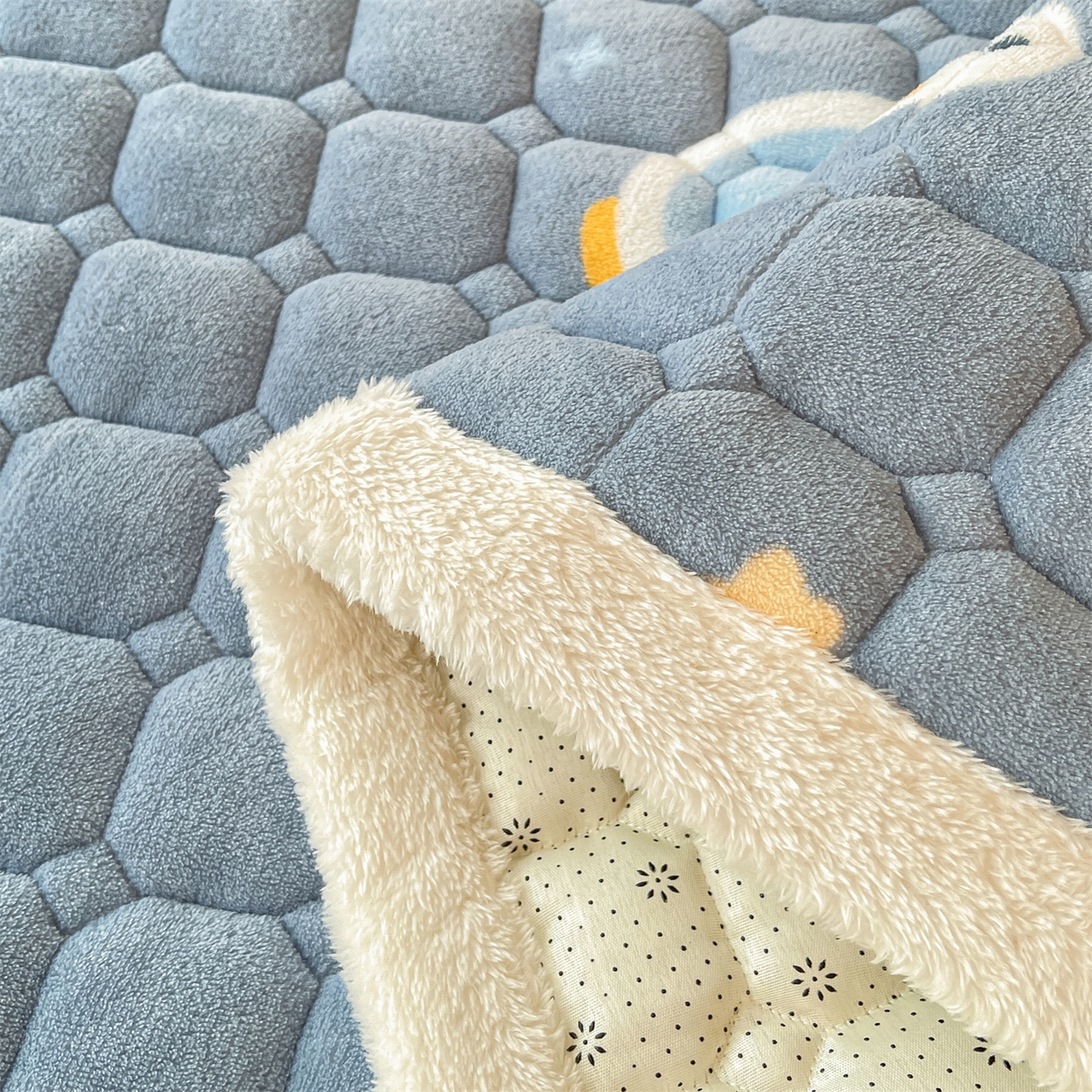 91家纺网 家纺一手货源 找家纺 雯豆家纺 2025新款加厚床垫床褥子牛奶绒床褥床护垫学生宿舍垫子铺底 牛奶绒床褥-小小太空人