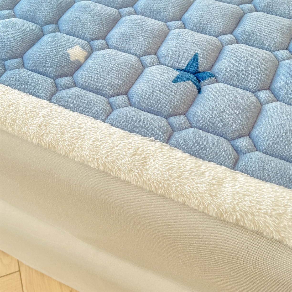 91家纺网 家纺一手货源 找家纺 雯豆家纺 2025新款加厚床垫床褥子牛奶绒床褥床护垫学生宿舍垫子铺底 牛奶绒床褥-星空小狗