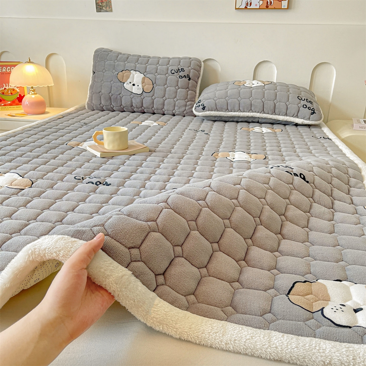 91家纺网 家纺一手货源 找家纺 雯豆家纺 2025新款加厚床垫床褥子牛奶绒床褥床护垫学生宿舍垫子铺底 牛奶绒床褥-阳光狗