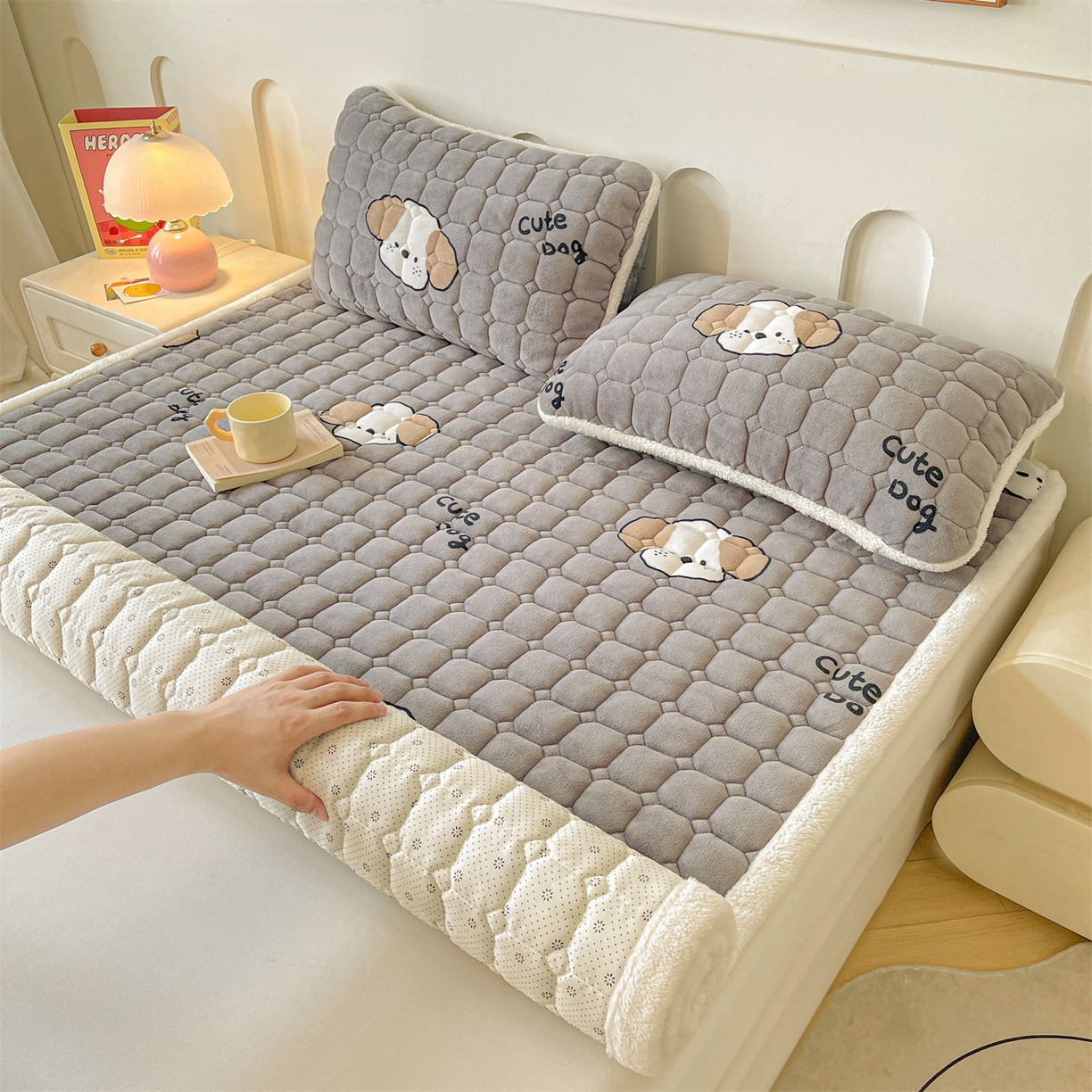 91家纺网 家纺一手货源 找家纺 雯豆家纺 2025新款加厚床垫床褥子牛奶绒床褥床护垫学生宿舍垫子铺底 牛奶绒床褥-阳光狗