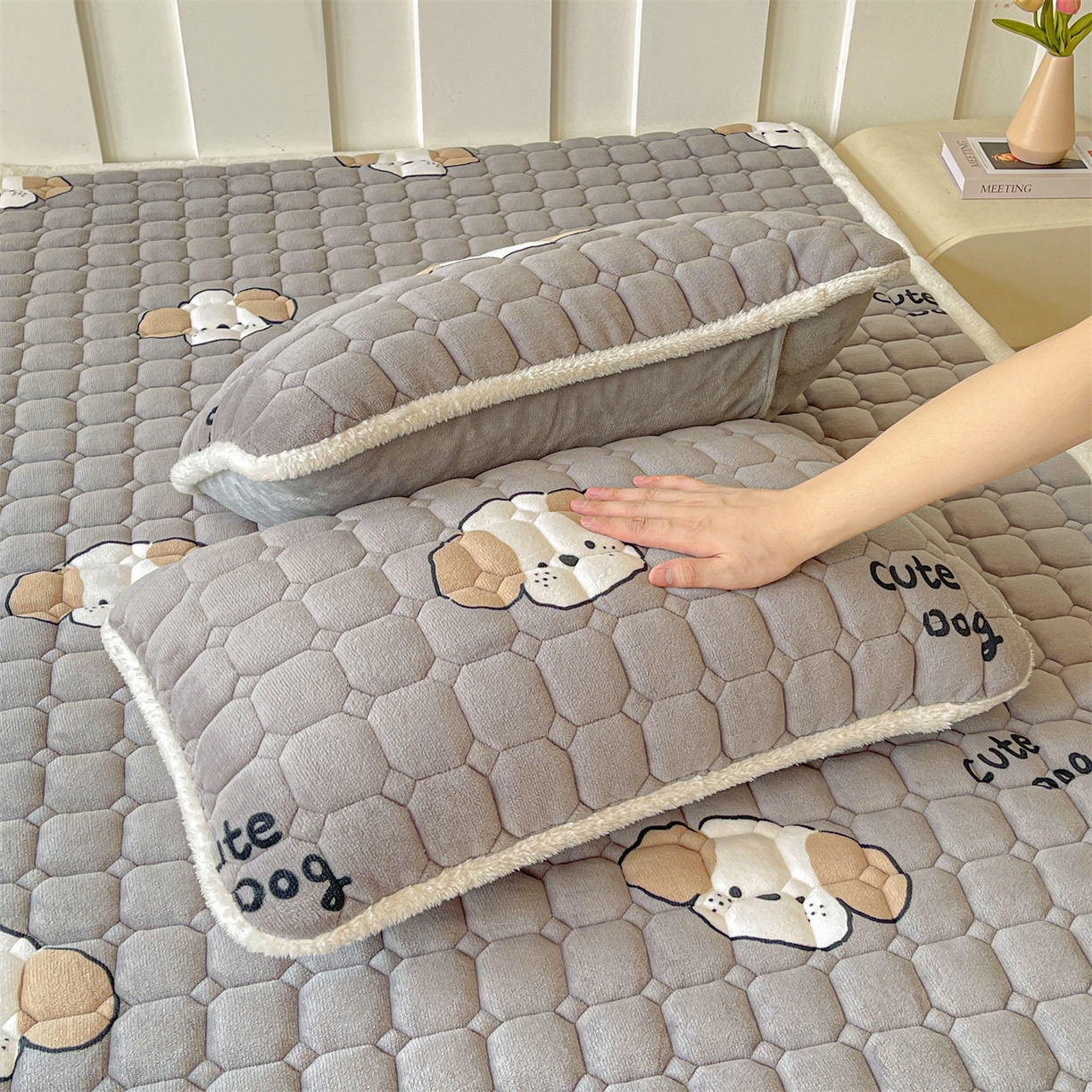 91家纺网 家纺一手货源 找家纺 雯豆家纺 2025新款加厚床垫床褥子牛奶绒床褥床护垫学生宿舍垫子铺底 牛奶绒床褥-阳光狗