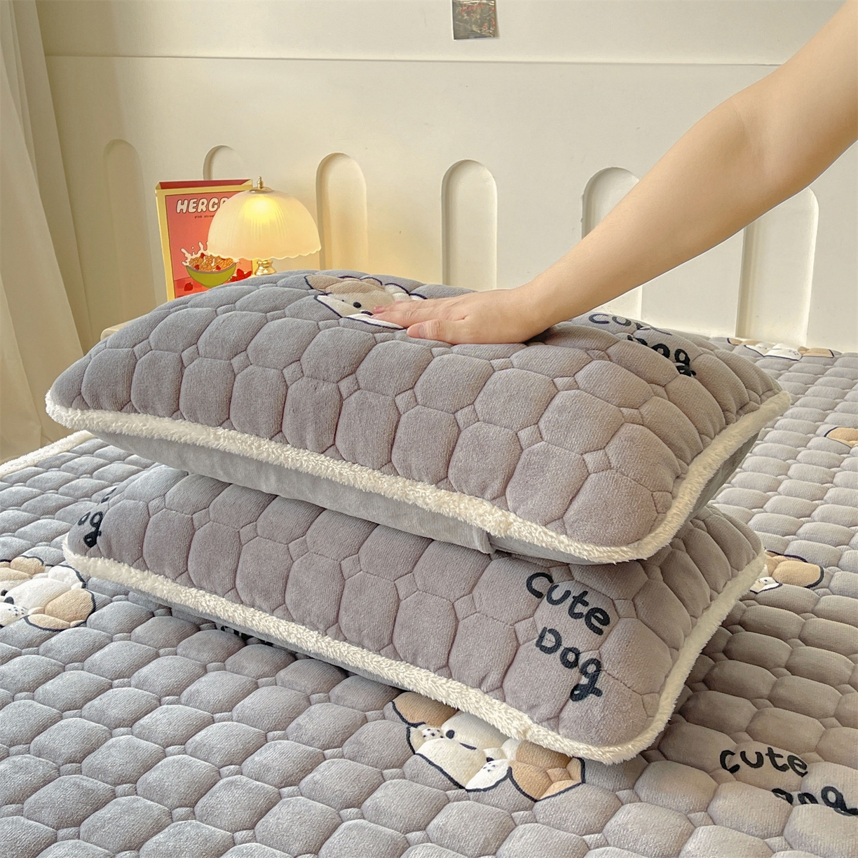 91家纺网 家纺一手货源 找家纺 雯豆家纺 2025新款加厚床垫床褥子牛奶绒床褥床护垫学生宿舍垫子铺底 牛奶绒床褥-阳光狗