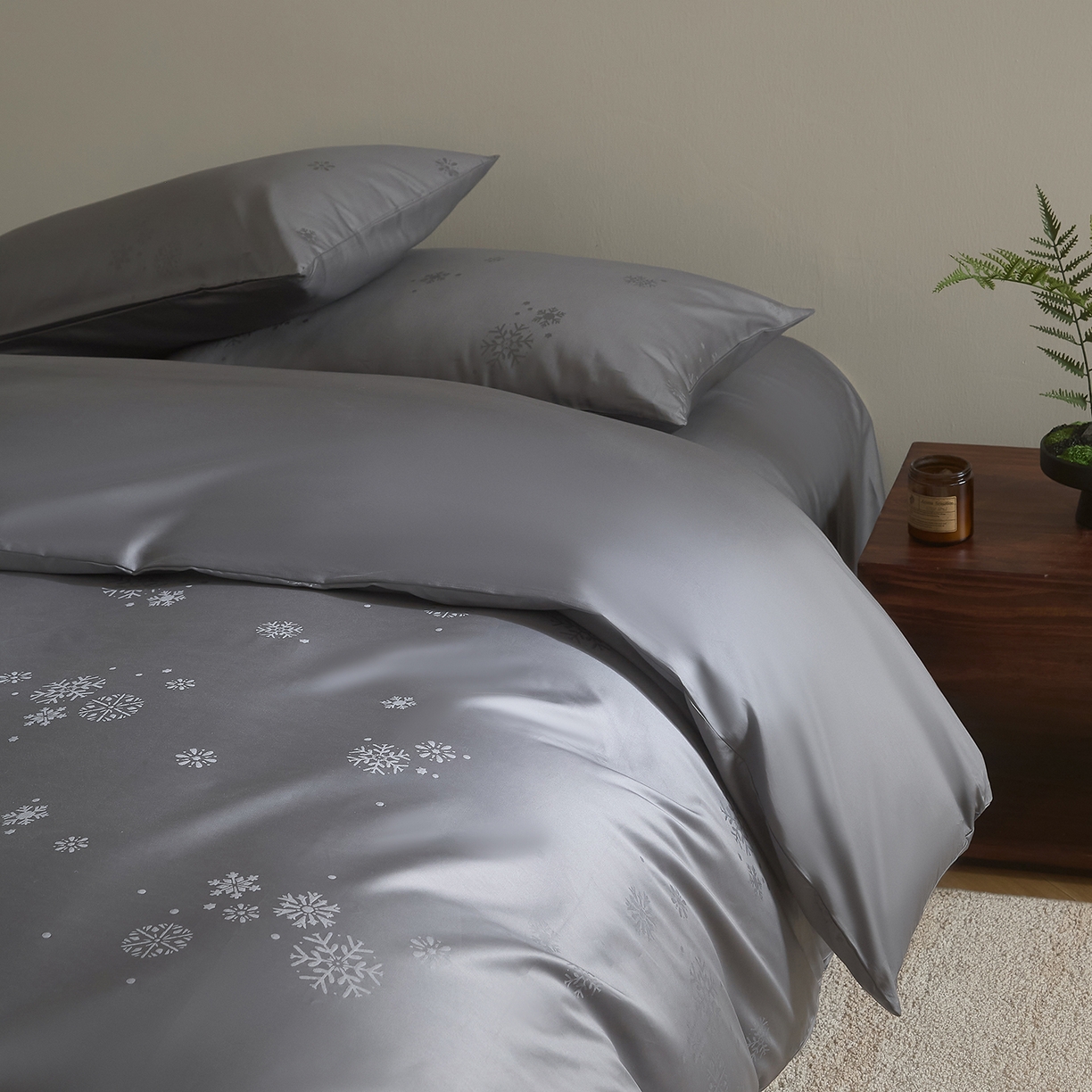 91家纺网 家纺一手货源 找家纺 （总）ONE TWO ONE 121 2025新款高支高密长绒棉高端贡缎精工提花（小cr ）四件套-雪落绒花系列【提供买家秀】