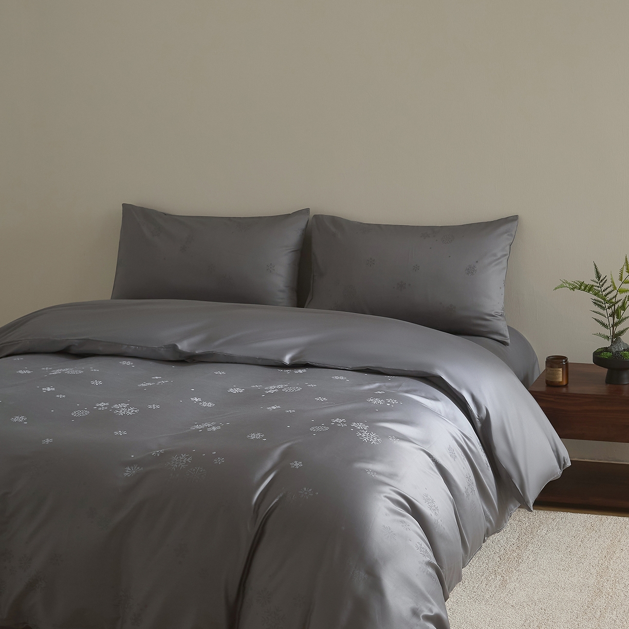 91家纺网 家纺一手货源 找家纺 ONE TWO ONE 121 2025新款高支高密长绒棉高端贡缎精工提花（小cr ）四件套-雪落绒花系列【提供买家秀】 雪落绒花-灰