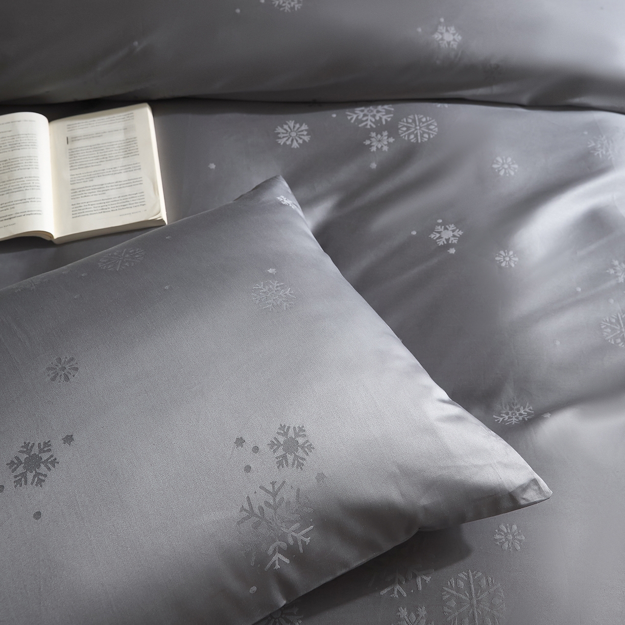 91家纺网 家纺一手货源 找家纺 ONE TWO ONE 121 2025新款高支高密长绒棉高端贡缎精工提花（小cr ）四件套-雪落绒花系列【提供买家秀】 雪落绒花-灰