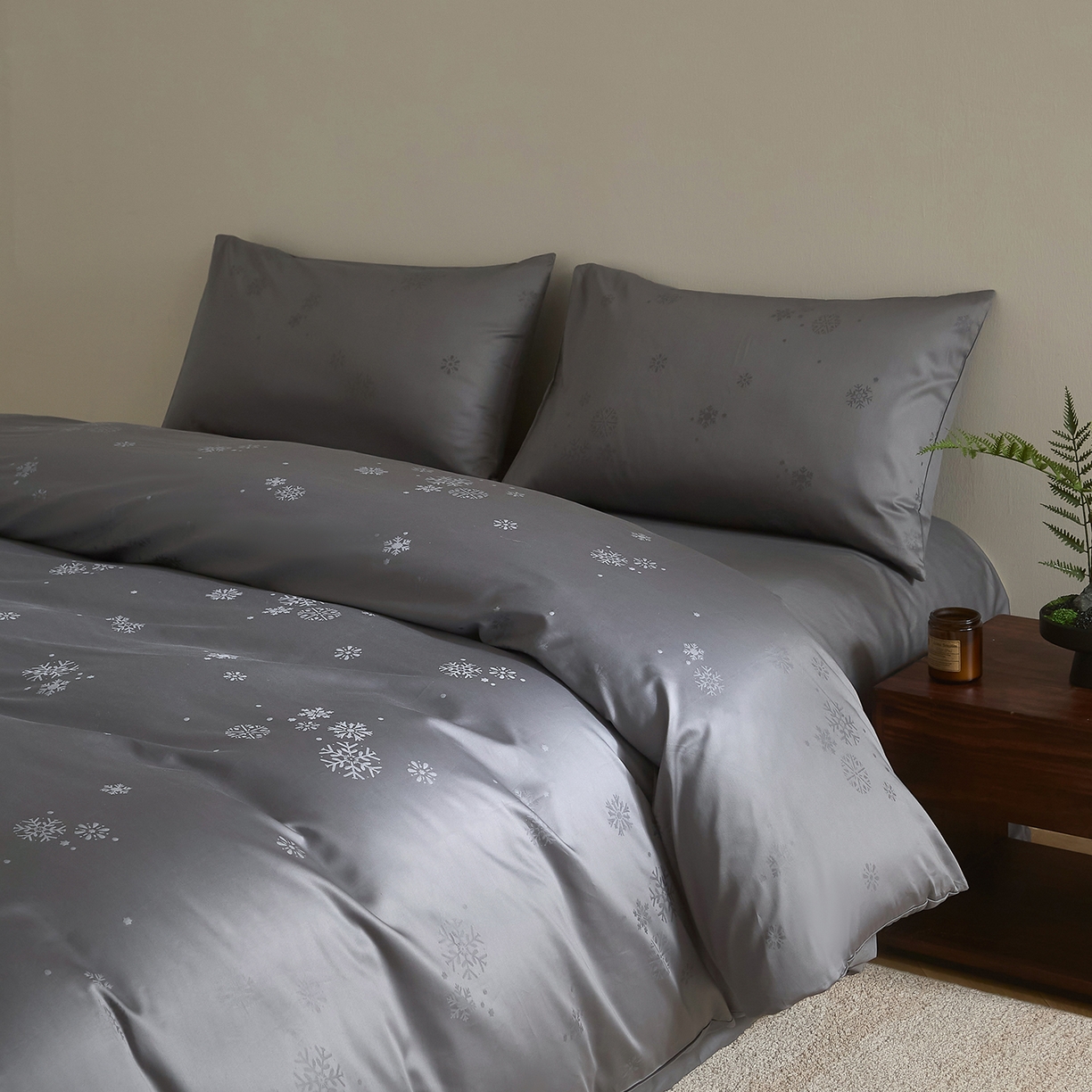 91家纺网 家纺一手货源 找家纺 ONE TWO ONE 121 2025新款高支高密长绒棉高端贡缎精工提花（小cr ）四件套-雪落绒花系列【提供买家秀】 雪落绒花-灰