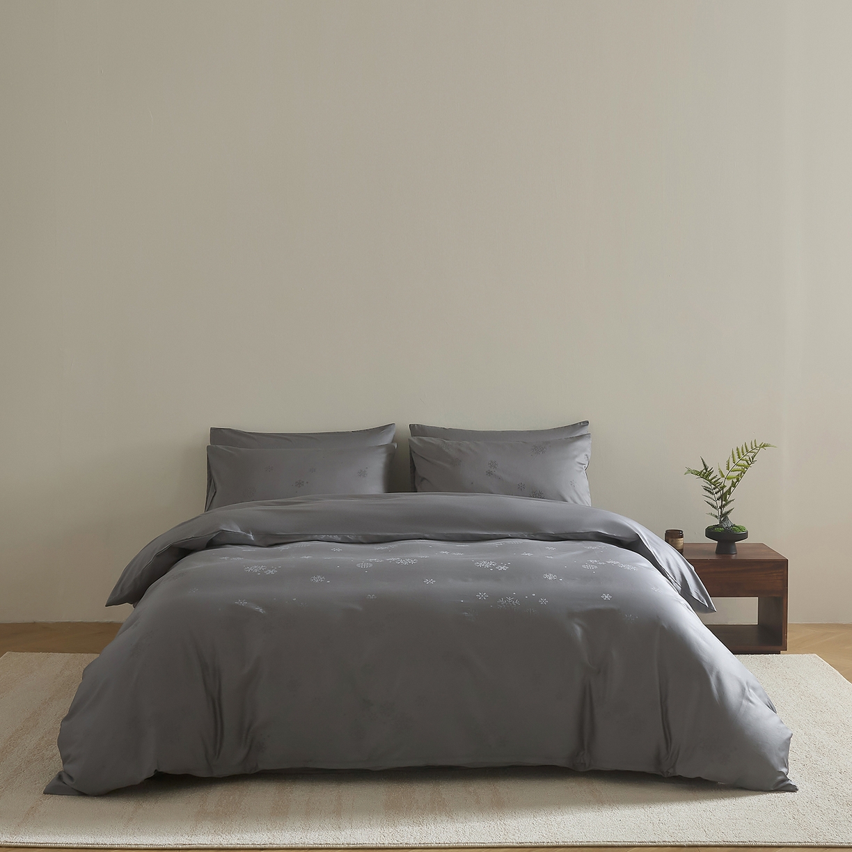 91家纺网 家纺一手货源 找家纺 ONE TWO ONE 121 2025新款高支高密长绒棉高端贡缎精工提花（小cr ）四件套-雪落绒花系列【提供买家秀】 雪落绒花-灰