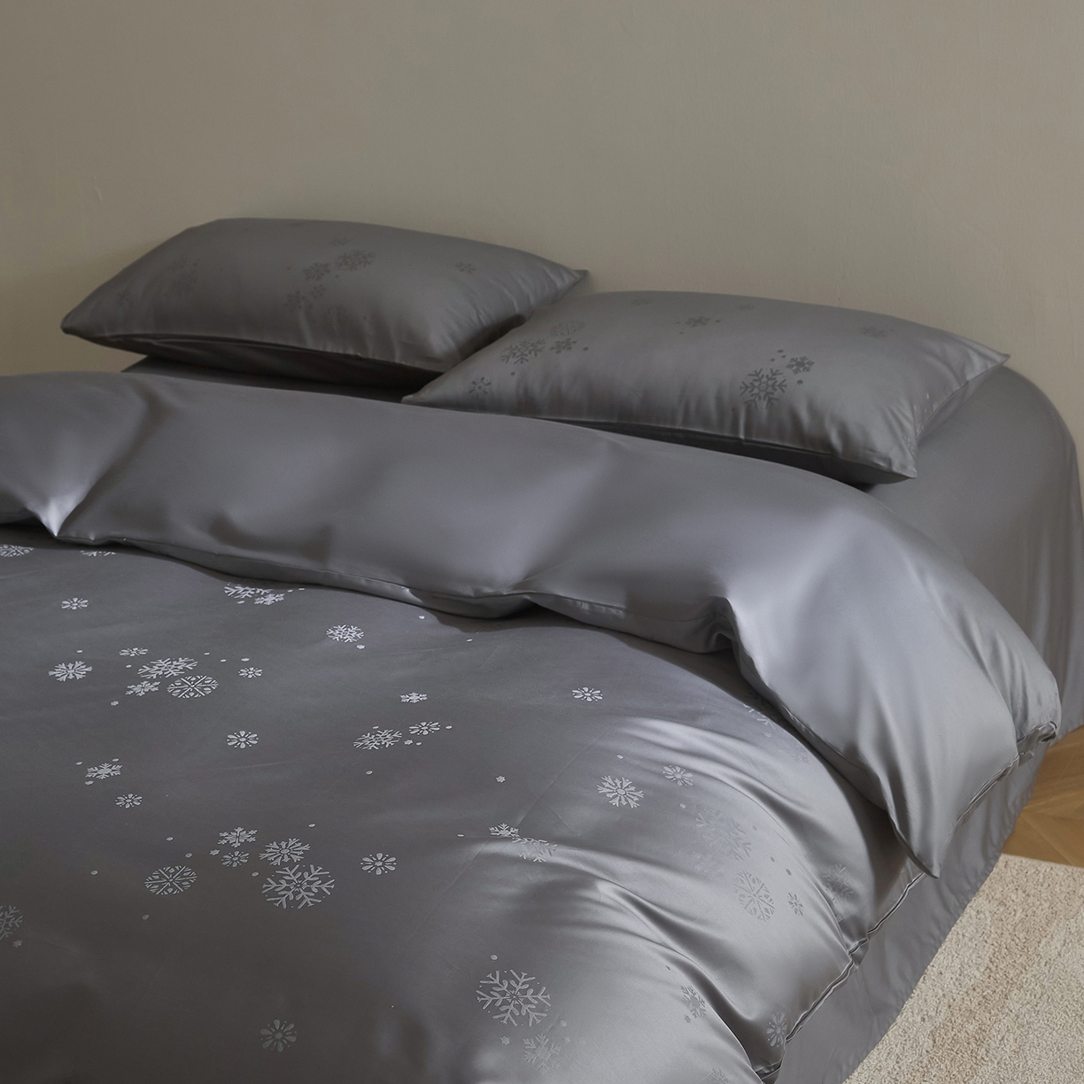 91家纺网 家纺一手货源 找家纺 ONE TWO ONE 121 2025新款高支高密长绒棉高端贡缎精工提花（小cr ）四件套-雪落绒花系列【提供买家秀】 雪落绒花-灰