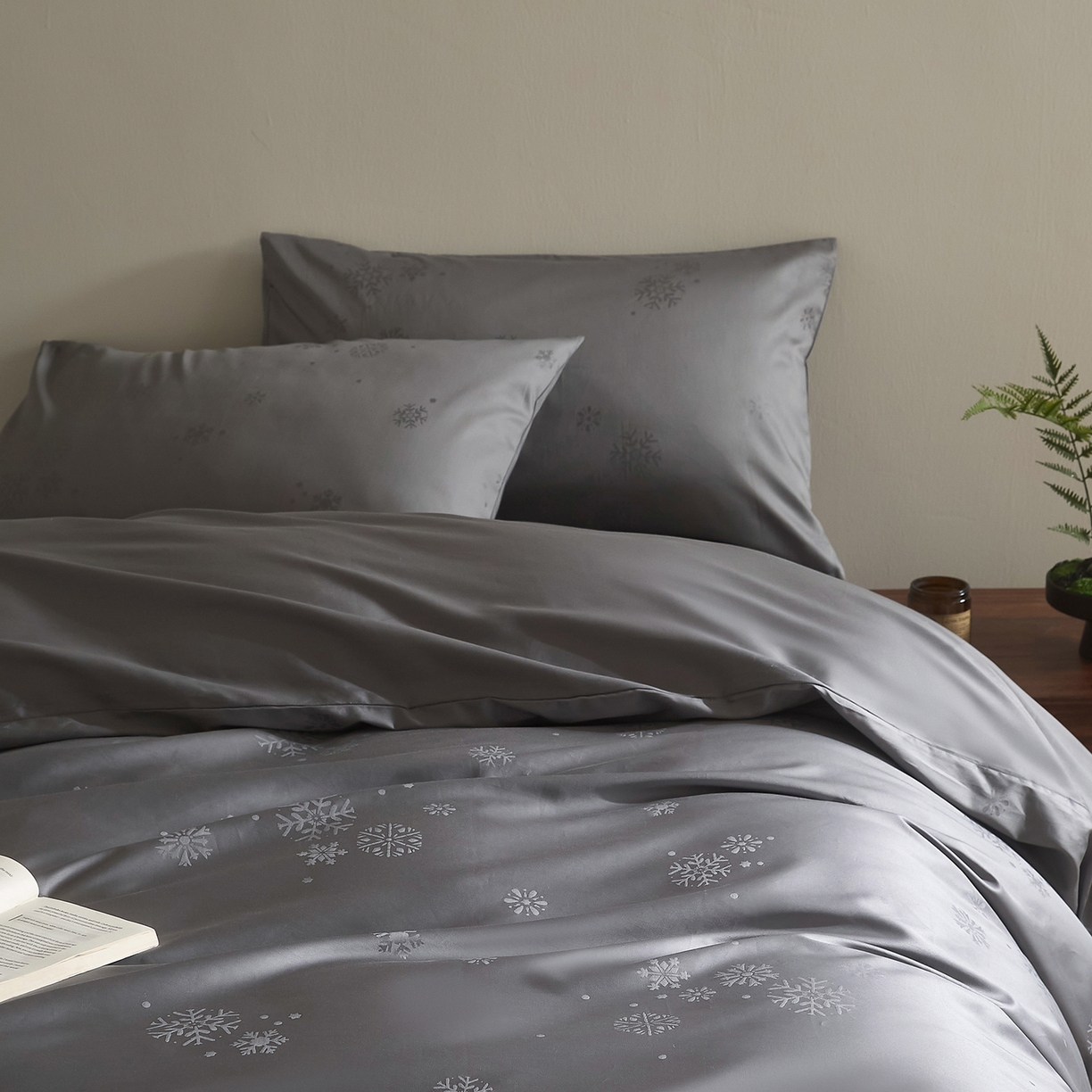 91家纺网 家纺一手货源 找家纺 （总）ONE TWO ONE 121 2025新款高支高密长绒棉高端贡缎精工提花（小cr ）四件套-雪落绒花系列【提供买家秀】