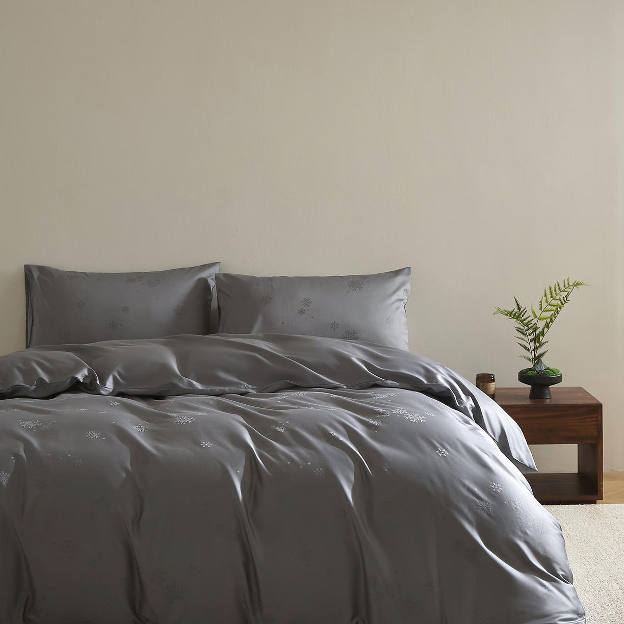 91家纺网 家纺一手货源 找家纺 ONE TWO ONE 121 2025新款高支高密长绒棉高端贡缎精工提花（小cr ）四件套-雪落绒花系列【提供买家秀】 雪落绒花-灰