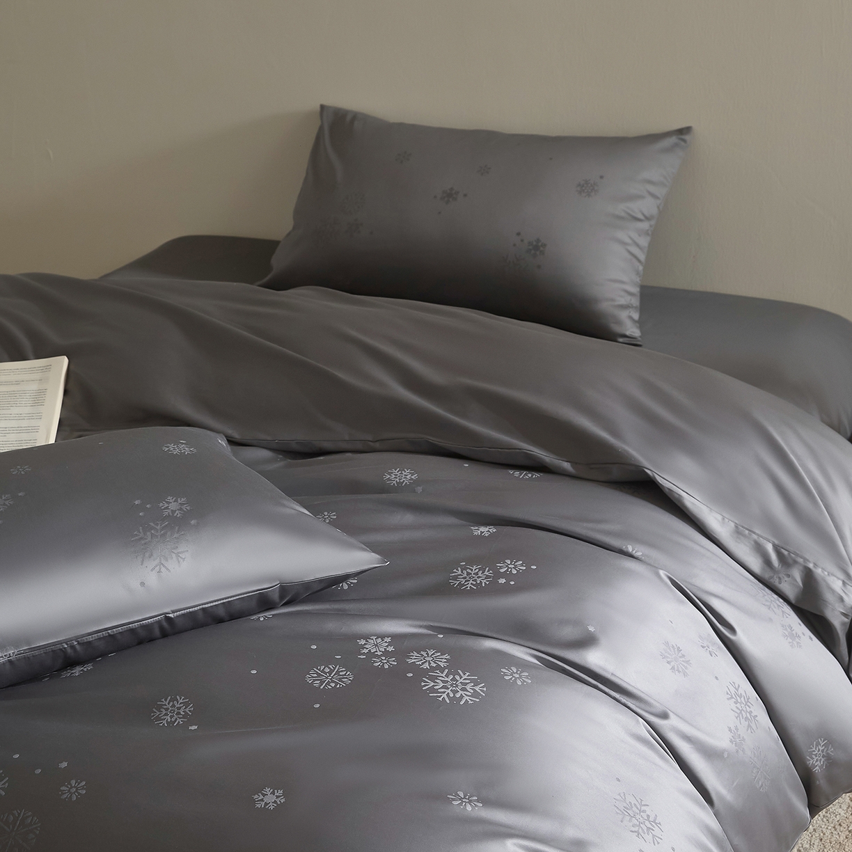 91家纺网 家纺一手货源 找家纺 ONE TWO ONE 121 2025新款高支高密长绒棉高端贡缎精工提花（小cr ）四件套-雪落绒花系列【提供买家秀】 雪落绒花-灰