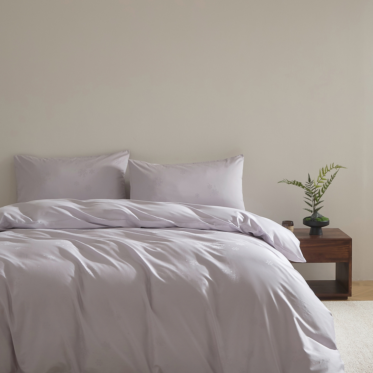 91家纺网 家纺一手货源 找家纺 ONE TWO ONE 121 2025新款高支高密长绒棉高端贡缎精工提花（小cr ）四件套-雪落绒花系列【提供买家秀】 雪落绒花-烟紫