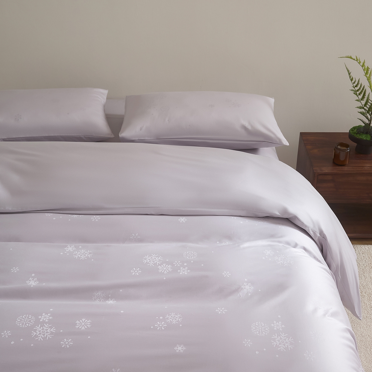 91家纺网 家纺一手货源 找家纺 ONE TWO ONE 121 2025新款高支高密长绒棉高端贡缎精工提花（小cr ）四件套-雪落绒花系列【提供买家秀】 雪落绒花-烟紫