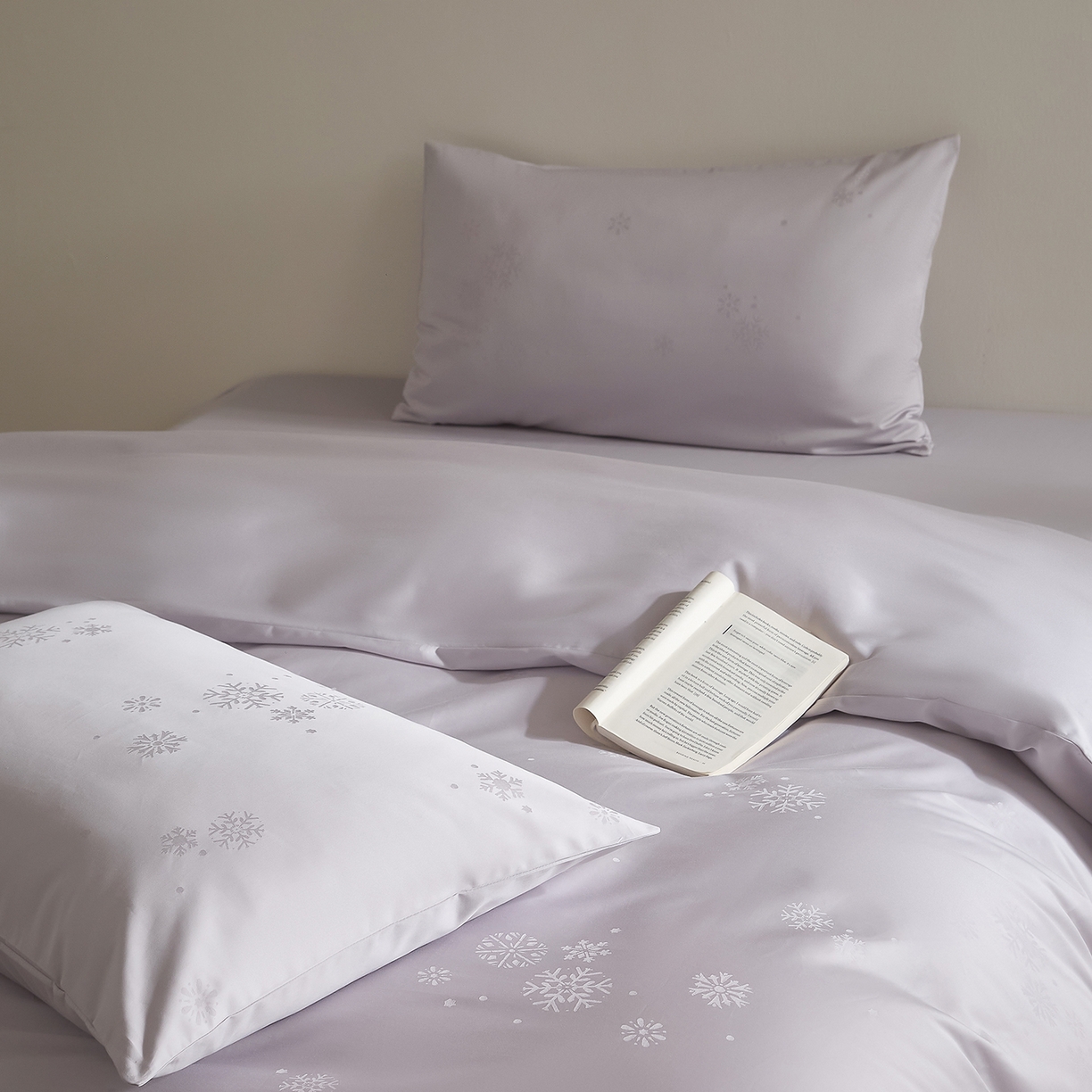 91家纺网 家纺一手货源 找家纺 ONE TWO ONE 121 2025新款高支高密长绒棉高端贡缎精工提花（小cr ）四件套-雪落绒花系列【提供买家秀】 雪落绒花-烟紫