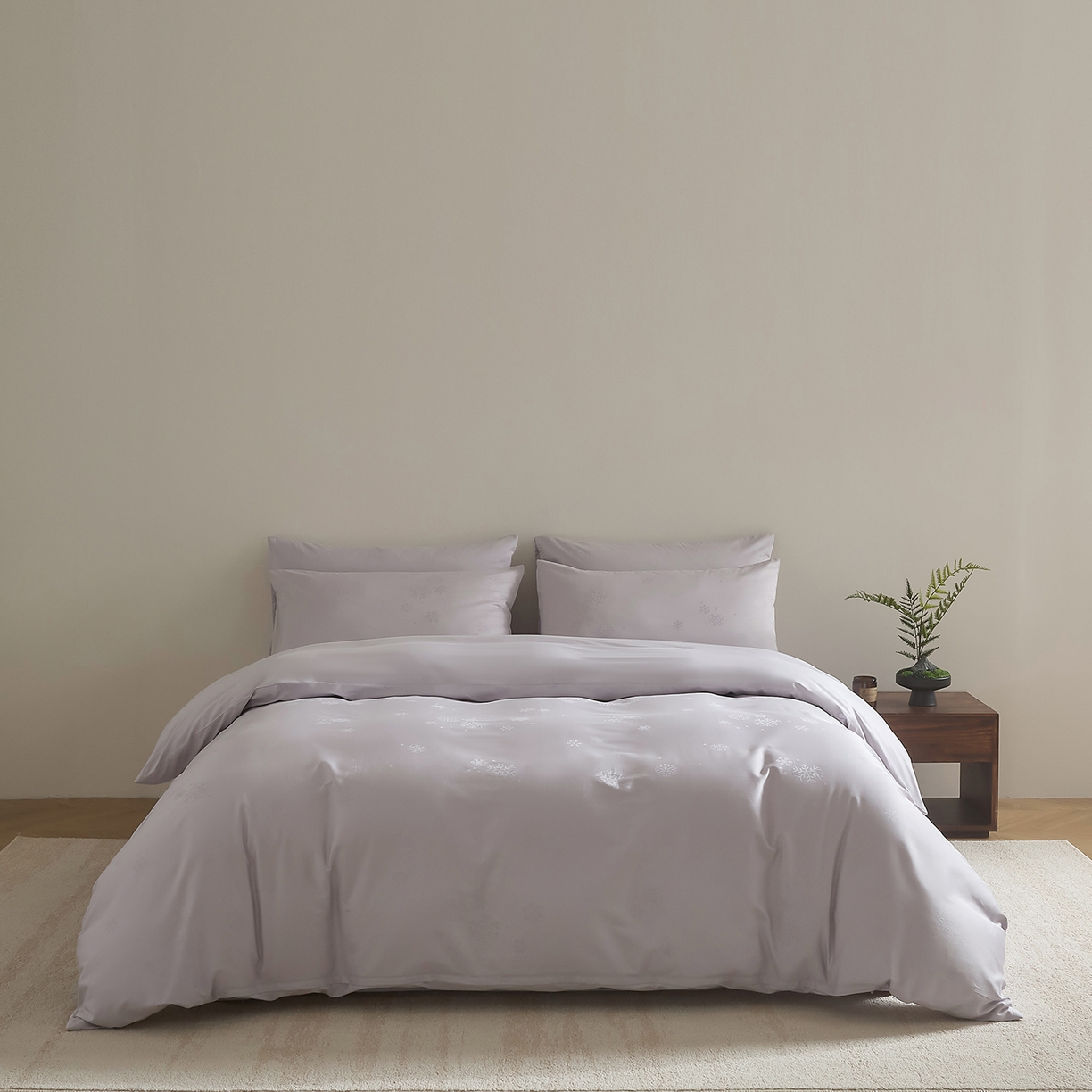 91家纺网 家纺一手货源 找家纺 ONE TWO ONE 121 2025新款高支高密长绒棉高端贡缎精工提花（小cr ）四件套-雪落绒花系列【提供买家秀】 雪落绒花-烟紫