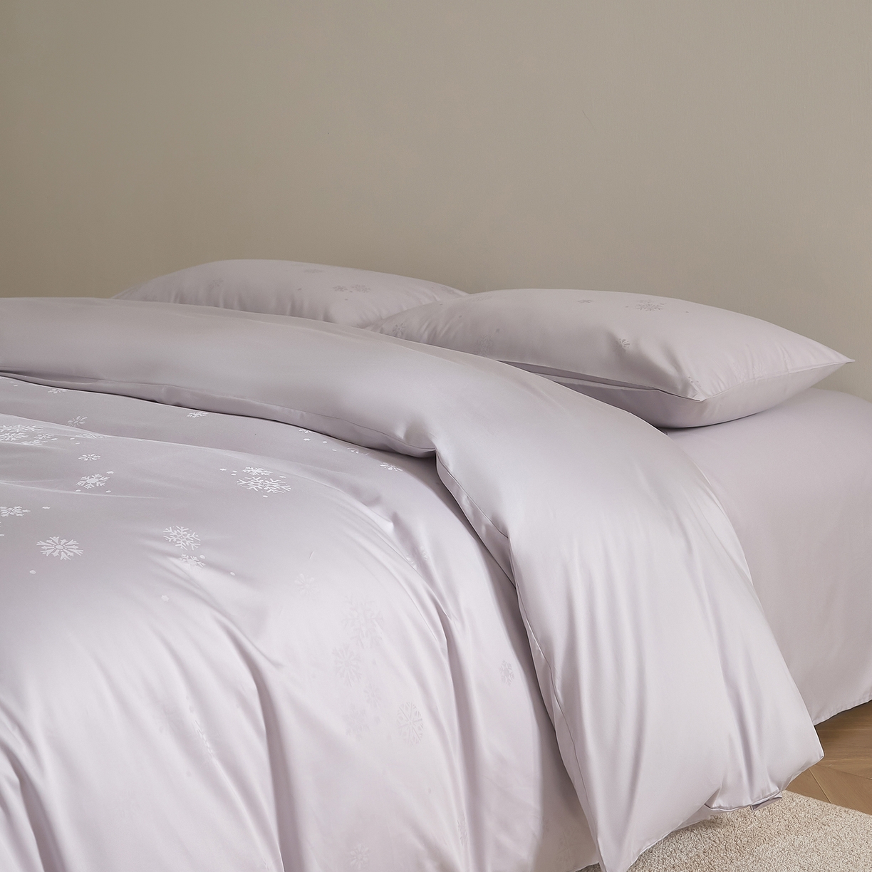 91家纺网 家纺一手货源 找家纺 ONE TWO ONE 121 2025新款高支高密长绒棉高端贡缎精工提花（小cr ）四件套-雪落绒花系列【提供买家秀】 雪落绒花-烟紫