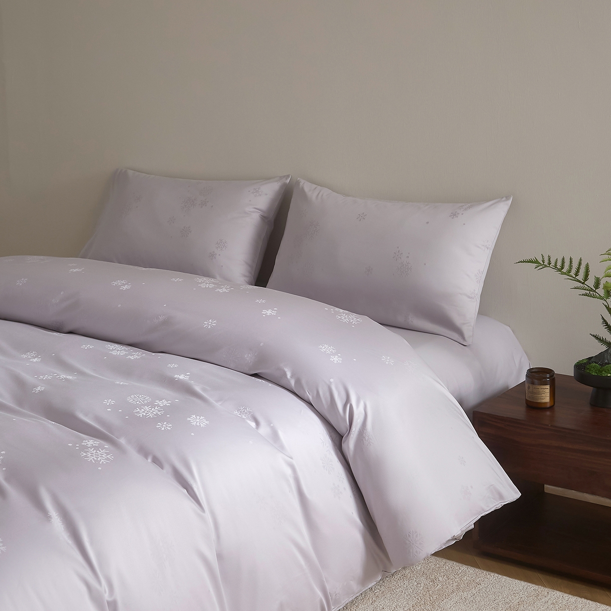 91家纺网 家纺一手货源 找家纺 ONE TWO ONE 121 2025新款高支高密长绒棉高端贡缎精工提花（小cr ）四件套-雪落绒花系列【提供买家秀】 雪落绒花-烟紫