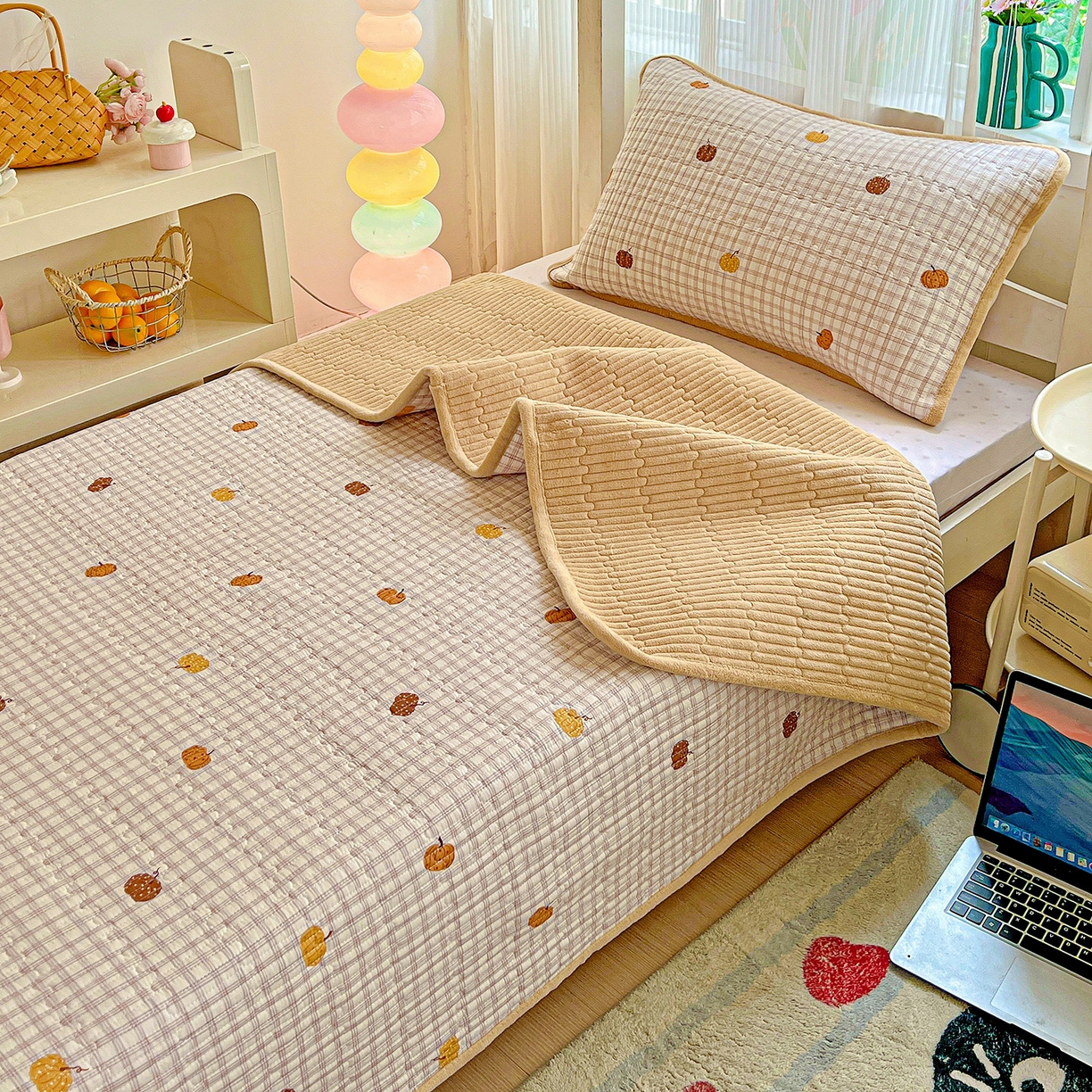 91家纺网 家纺一手货源 找家纺 恒尚居 2025新款学生床盖纯棉牛奶绒 正反两用夹棉床单床垫-秋冬款 四季通用-系列二 南瓜奇趣【A纯棉-B宝宝绒】