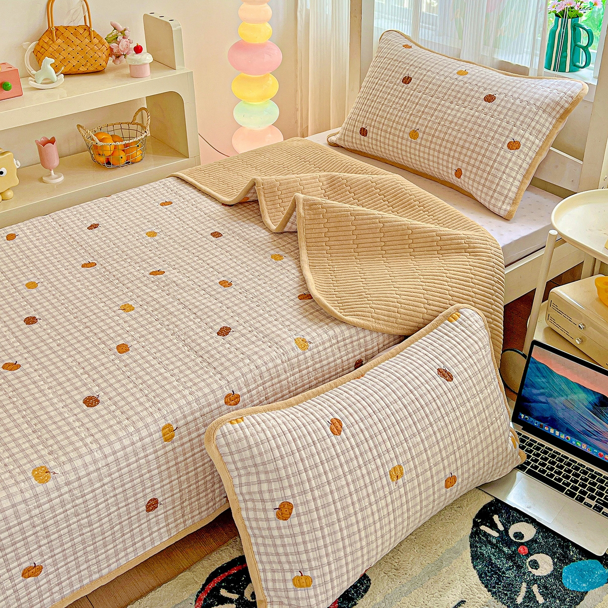 91家纺网 家纺一手货源 找家纺 恒尚居 2025新款学生床盖纯棉牛奶绒 正反两用夹棉床单床垫-秋冬款 四季通用-系列二 南瓜奇趣【A纯棉-B宝宝绒】