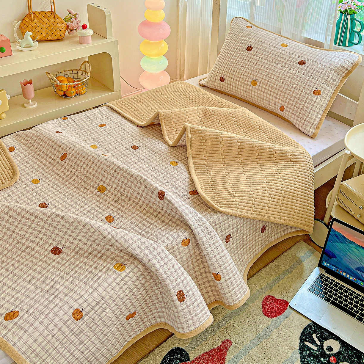 91家纺网 家纺一手货源 找家纺 恒尚居 2025新款学生床盖纯棉牛奶绒 正反两用夹棉床单床垫-秋冬款 四季通用-系列二 南瓜奇趣【A纯棉-B宝宝绒】