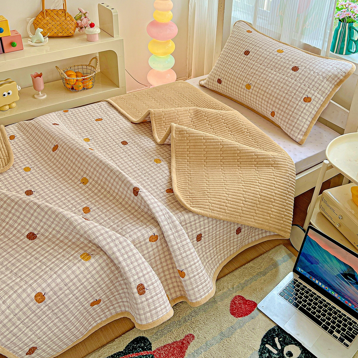 91家纺网 家纺一手货源 找家纺 恒尚居 2025新款学生床盖纯棉牛奶绒 正反两用夹棉床单床垫-秋冬款 四季通用-系列二 南瓜奇趣【A纯棉-B宝宝绒】