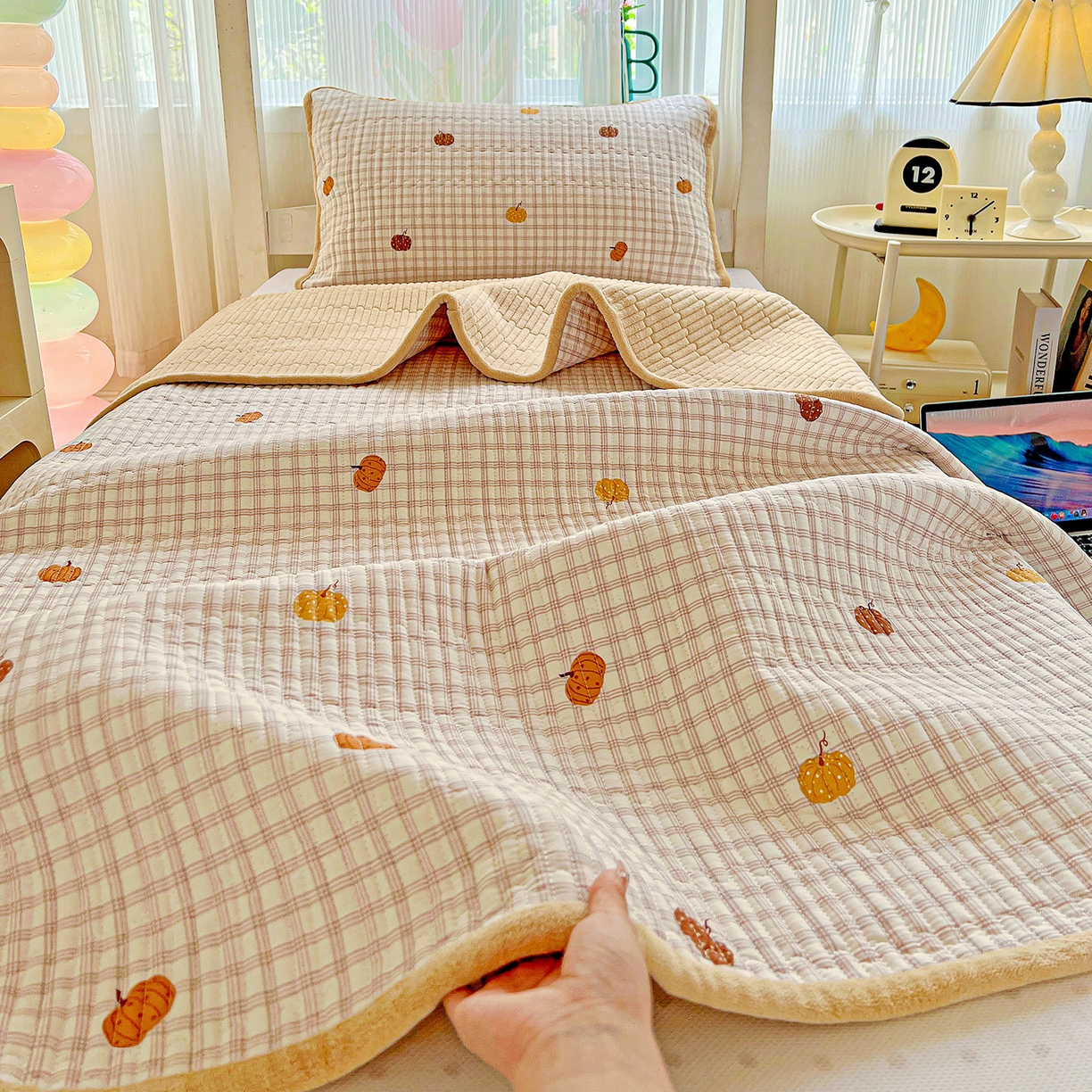 91家纺网 家纺一手货源 找家纺 恒尚居 2025新款学生床盖纯棉牛奶绒 正反两用夹棉床单床垫-秋冬款 四季通用-系列二 南瓜奇趣【A纯棉-B宝宝绒】
