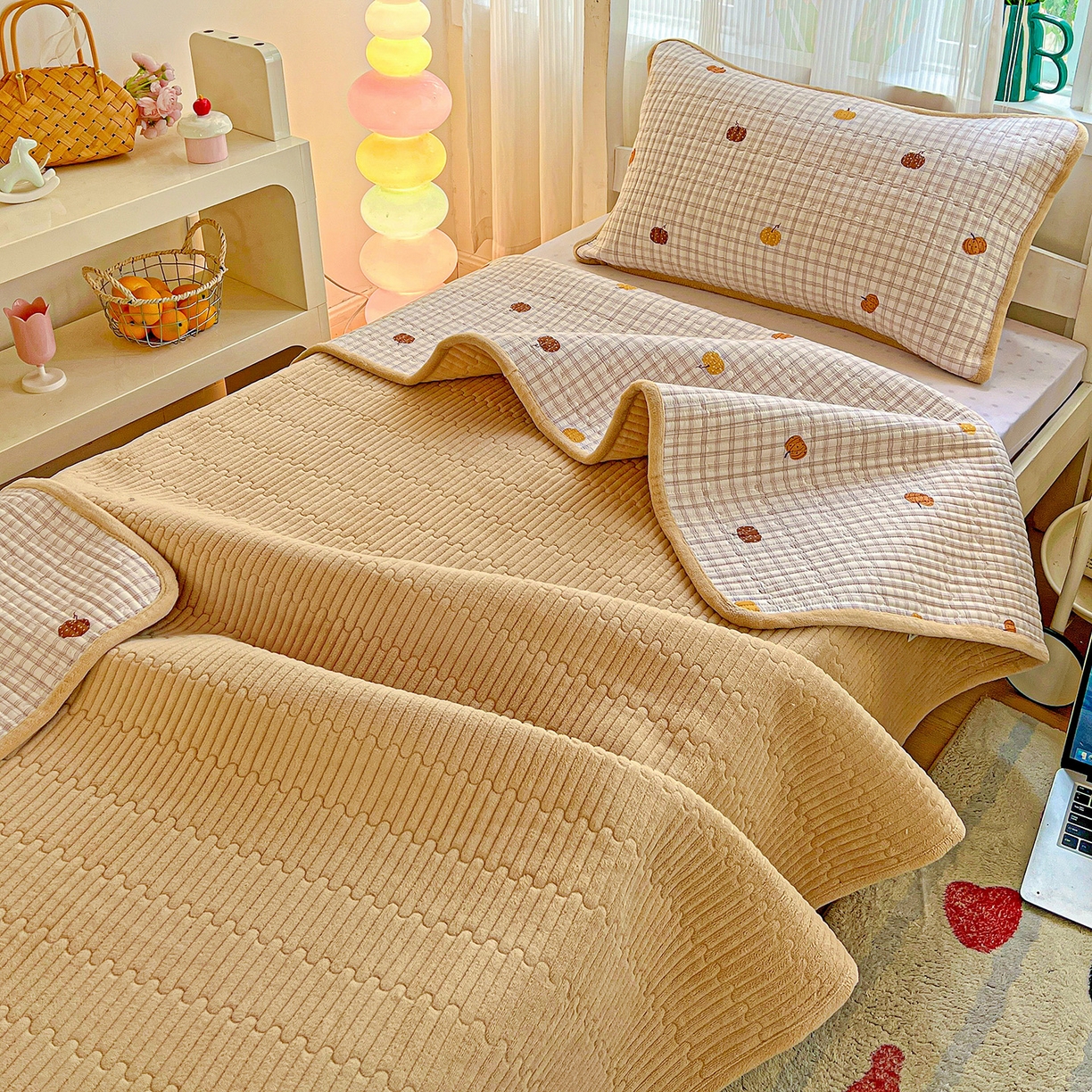 91家纺网 家纺一手货源 找家纺 恒尚居 2025新款学生床盖纯棉牛奶绒 正反两用夹棉床单床垫-秋冬款 四季通用-系列二 南瓜奇趣【A纯棉-B宝宝绒】