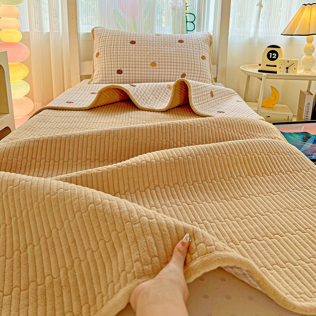 91家纺网 家纺一手货源 找家纺 恒尚居 2025新款学生床盖纯棉牛奶绒 正反两用夹棉床单床垫-秋冬款 四季通用-系列二 南瓜奇趣【A纯棉-B宝宝绒】